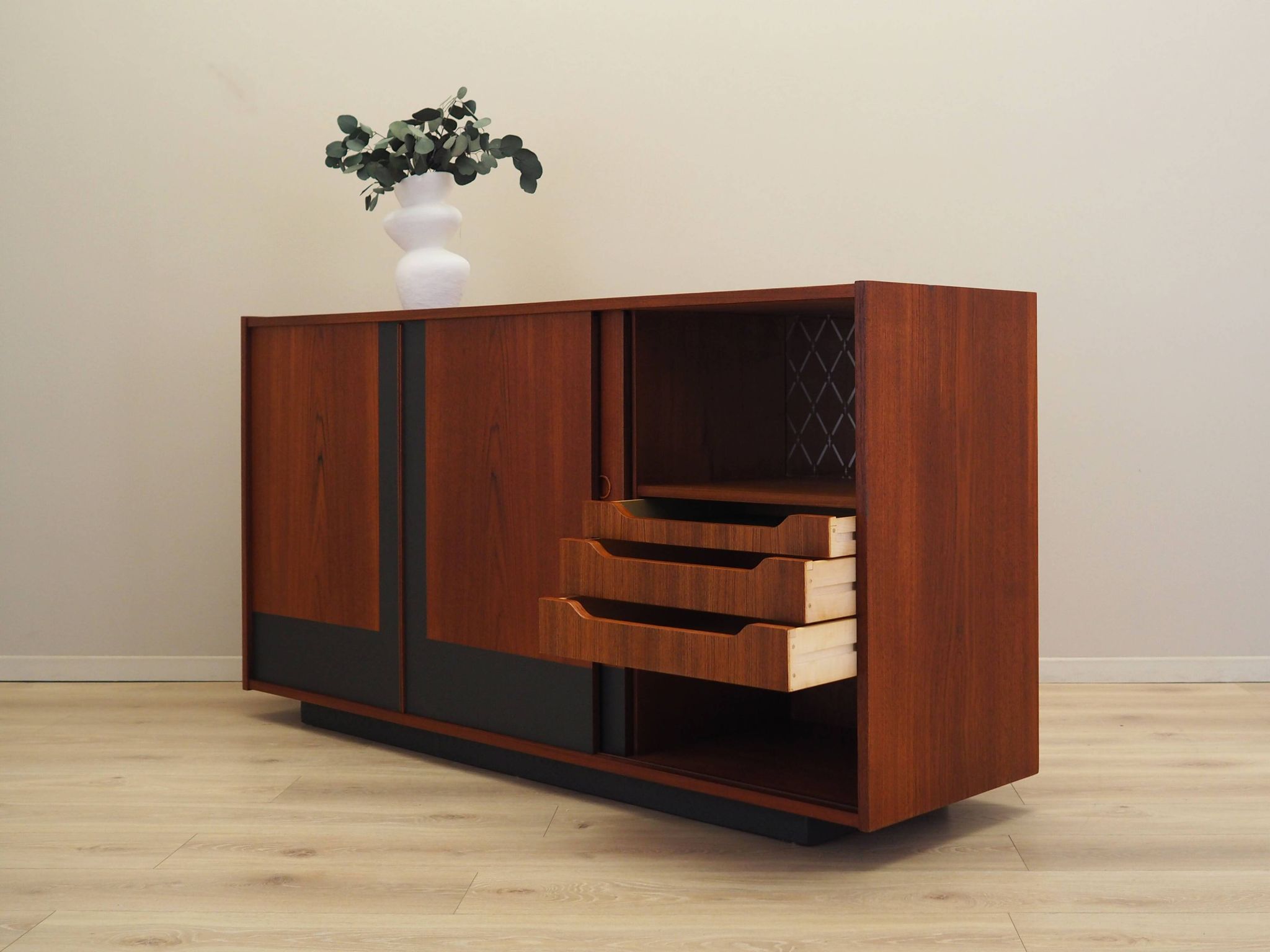 Buffet en teck, design danois, années 1970, production : Danemark