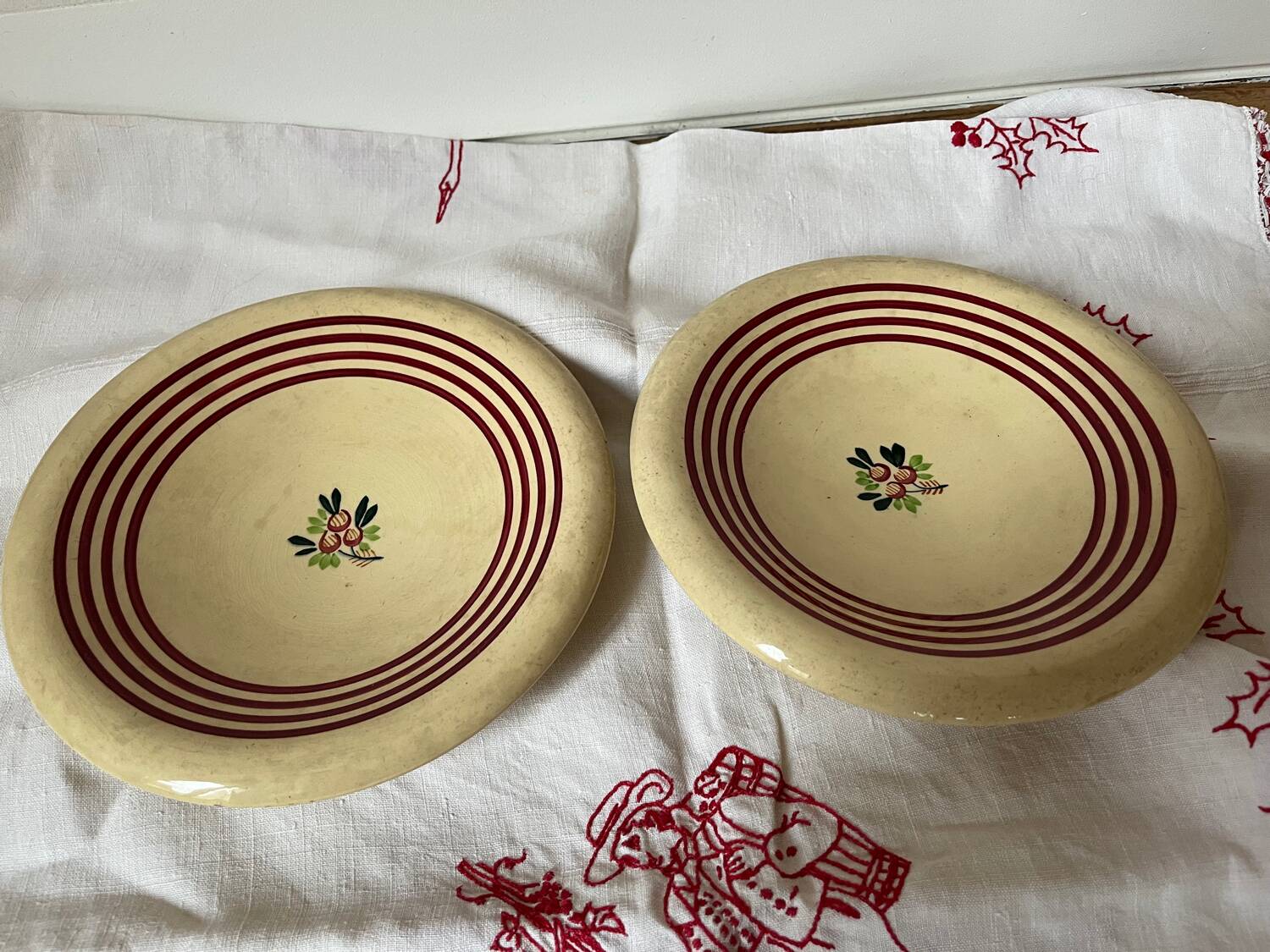 Shallow dish in earthenware from Giens