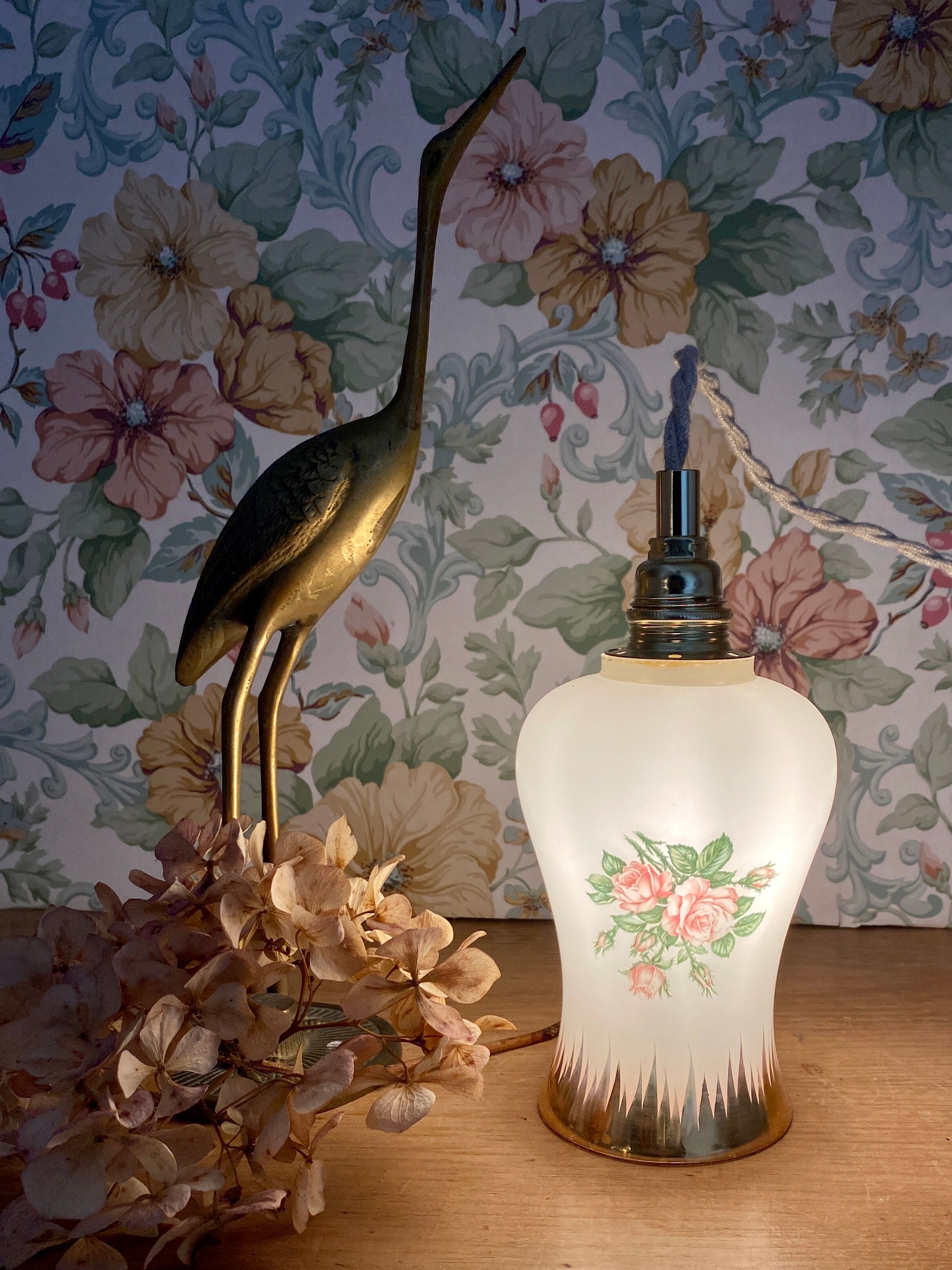 Vintage tulip ride in white opaline drawings of roses