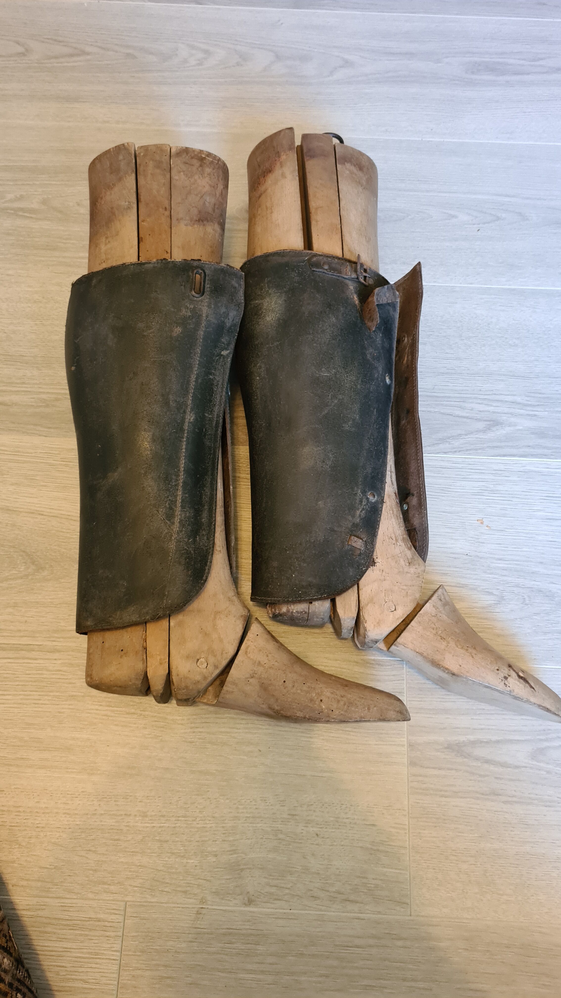 Anciens embauchoirs à bottes en bois