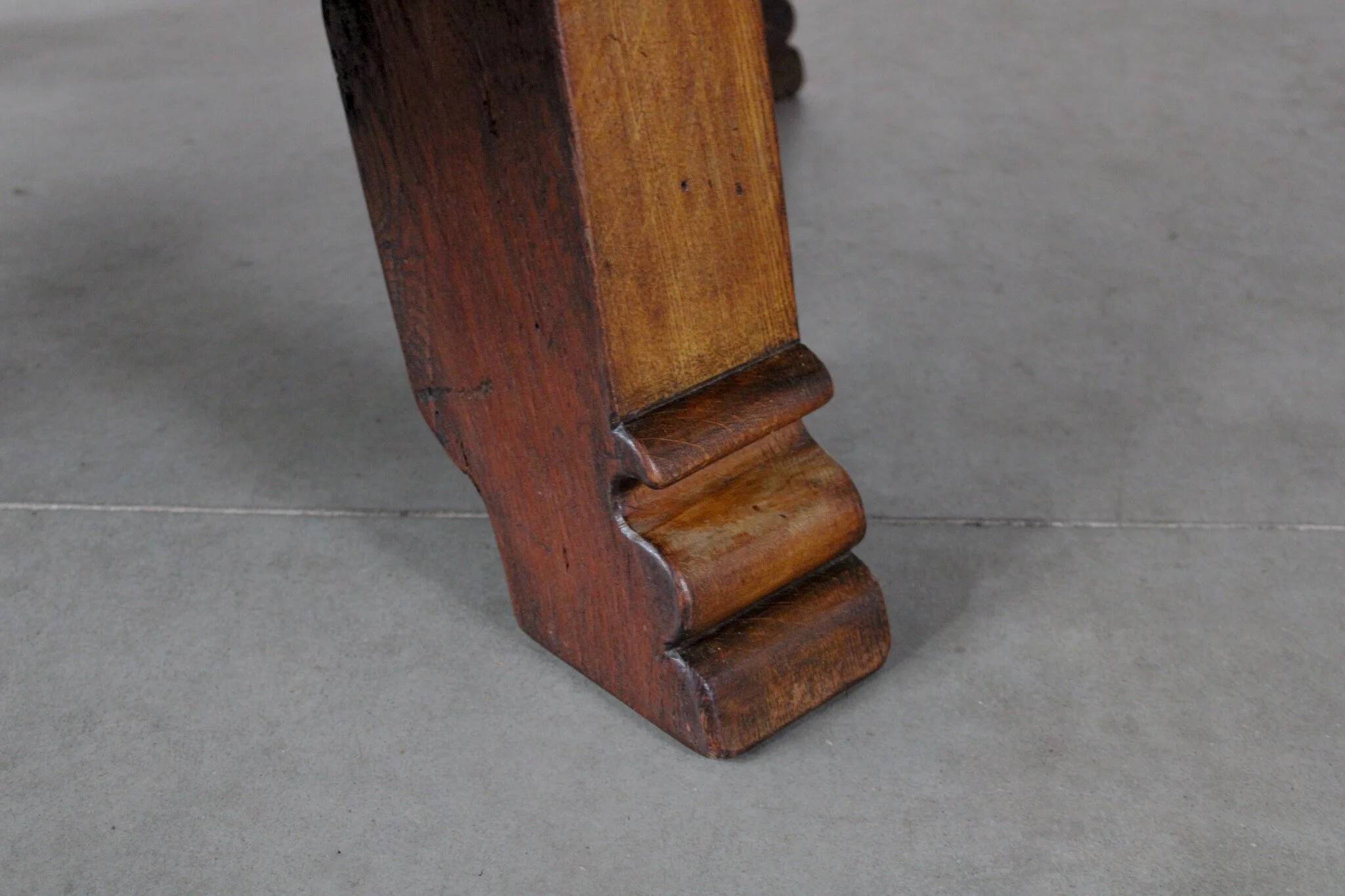 Table basse ronde rustique en chêne sculpté - Pays-Bas, années 1950