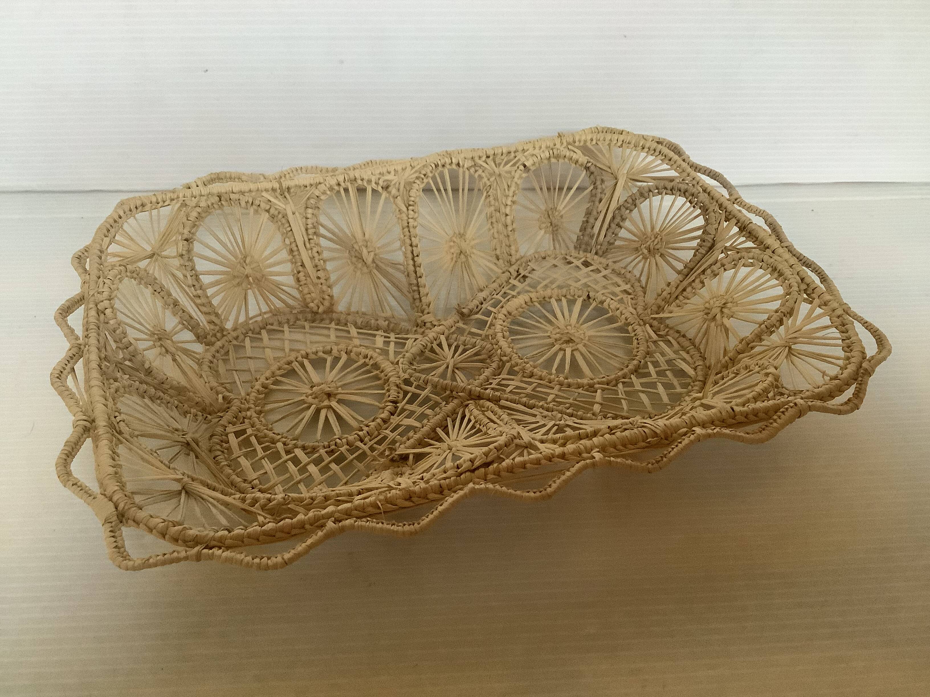 Corbeille en paille tressée
