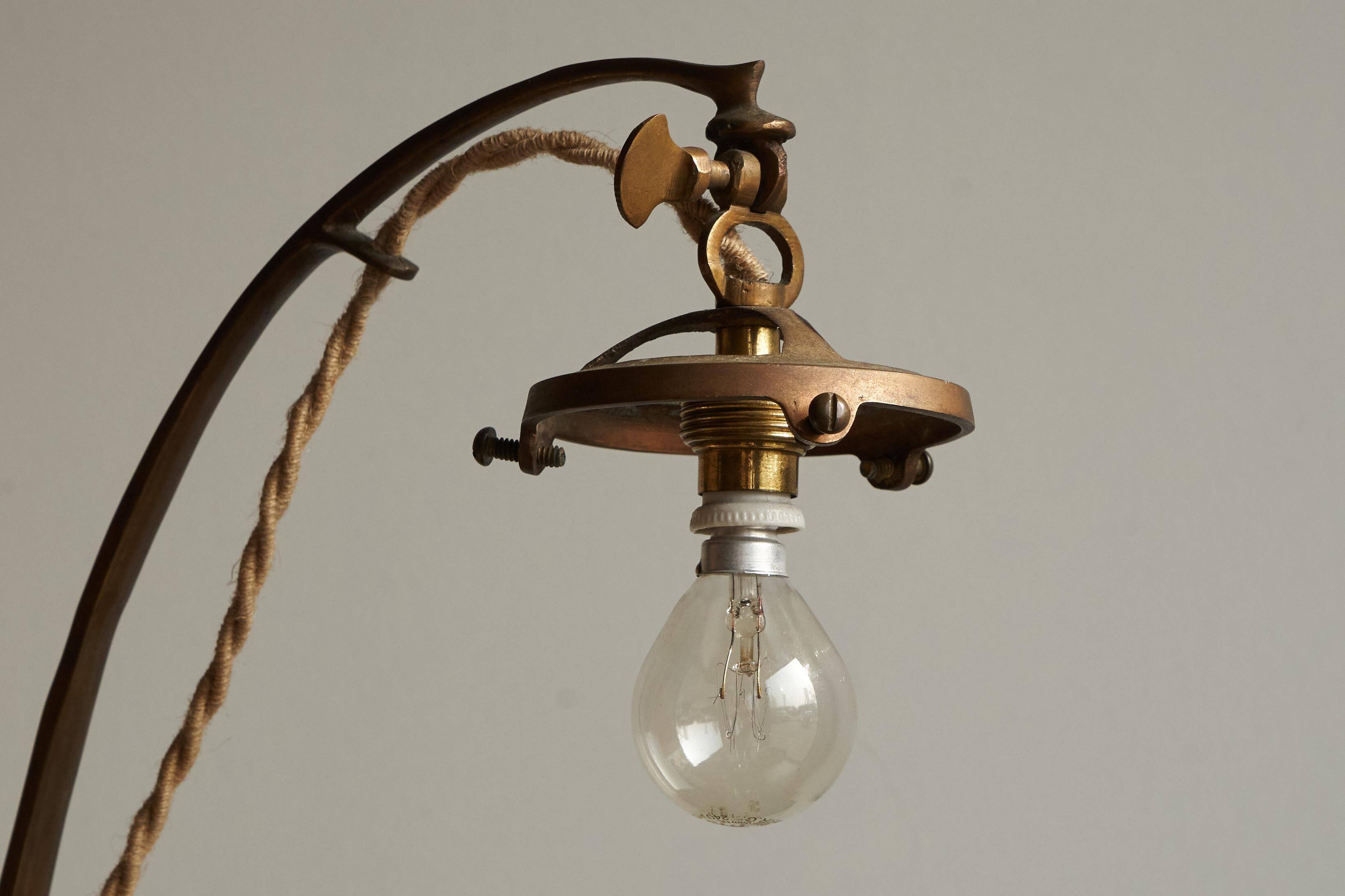 Art Nouveau table lamp in cast brass and engraved glass, 1920s