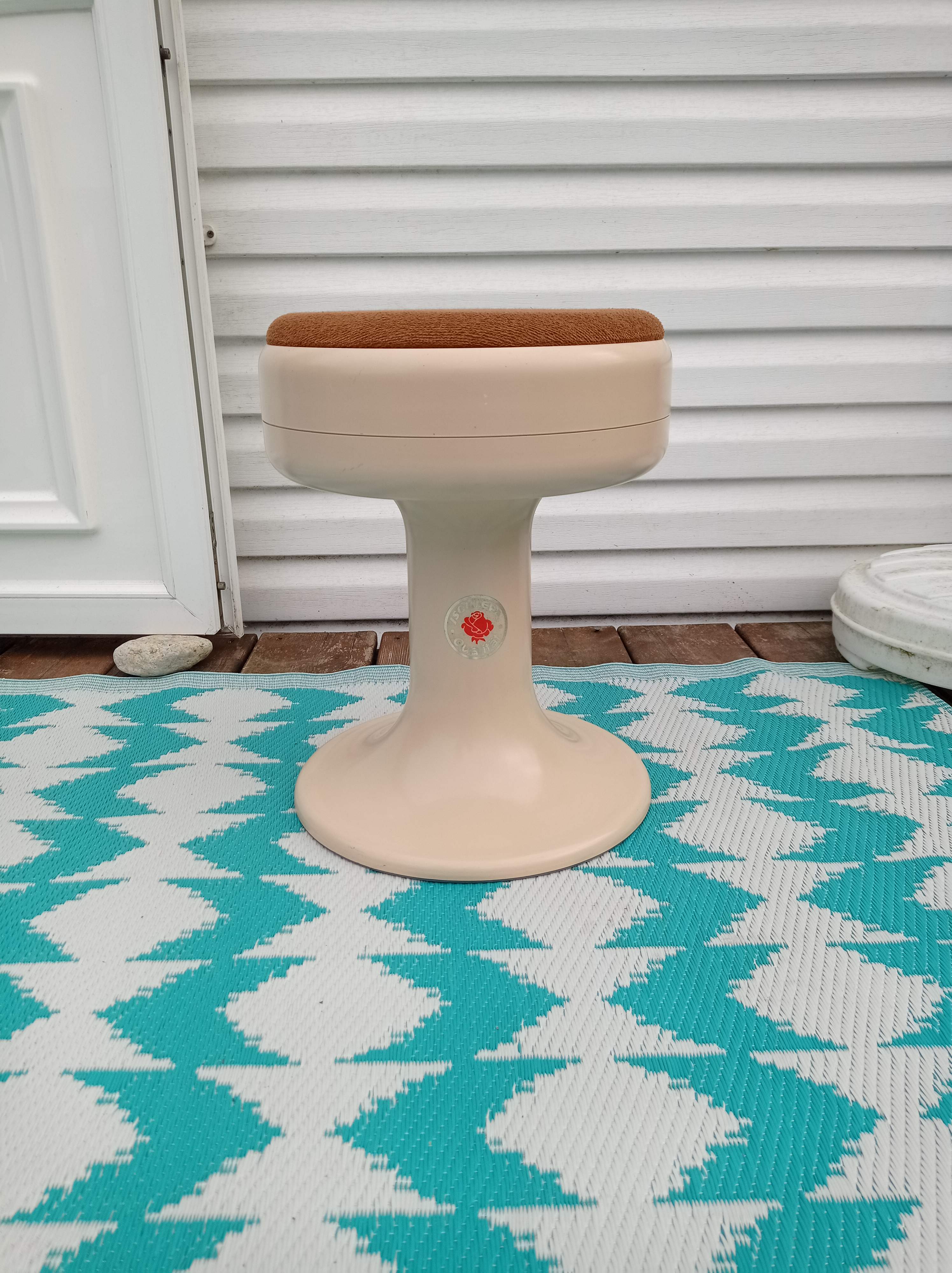 Isoklepa stool