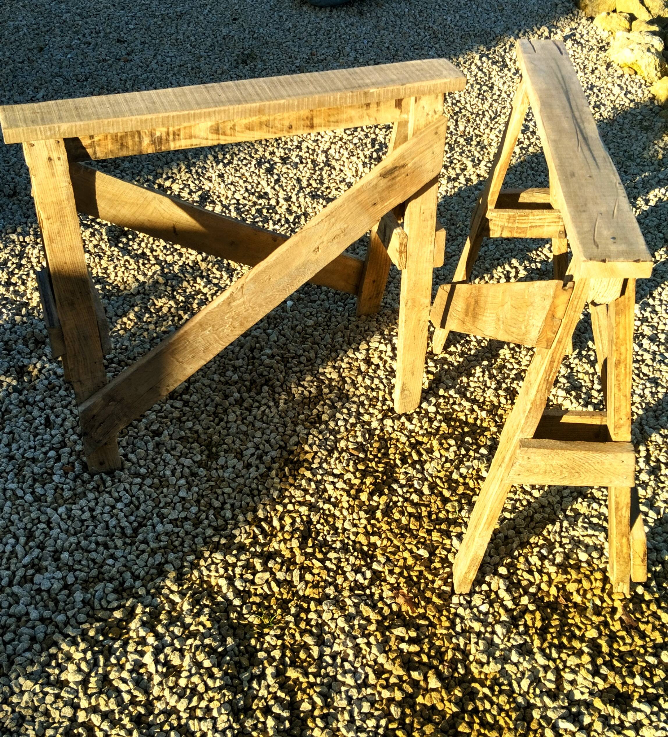 Table de ferme rustique patinée sur de lourds tréteaux