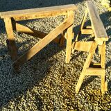 Table de ferme rustique patinée sur de lourds tréteaux