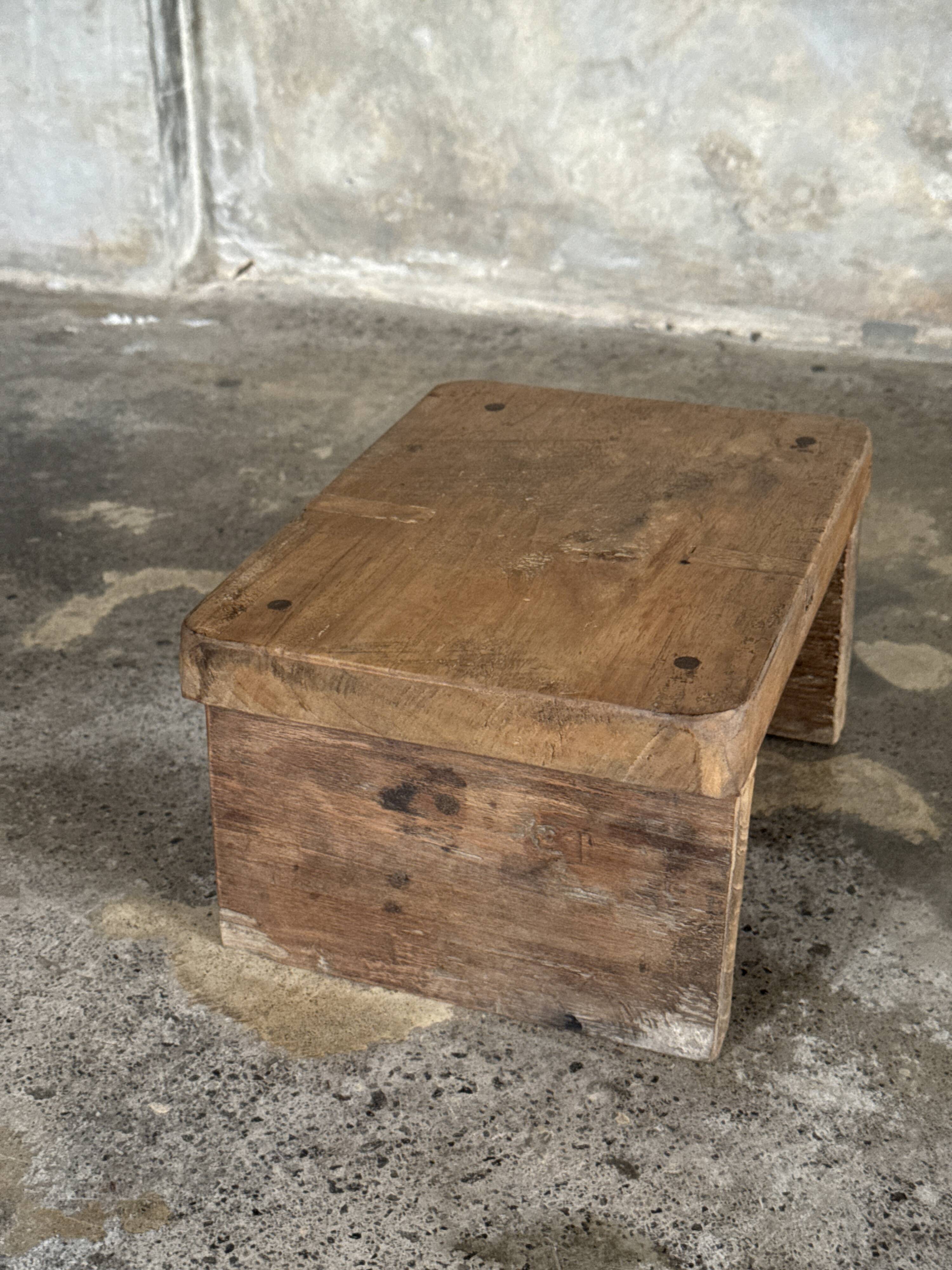 Small auxiliary stool in light upcycled teak (3276)