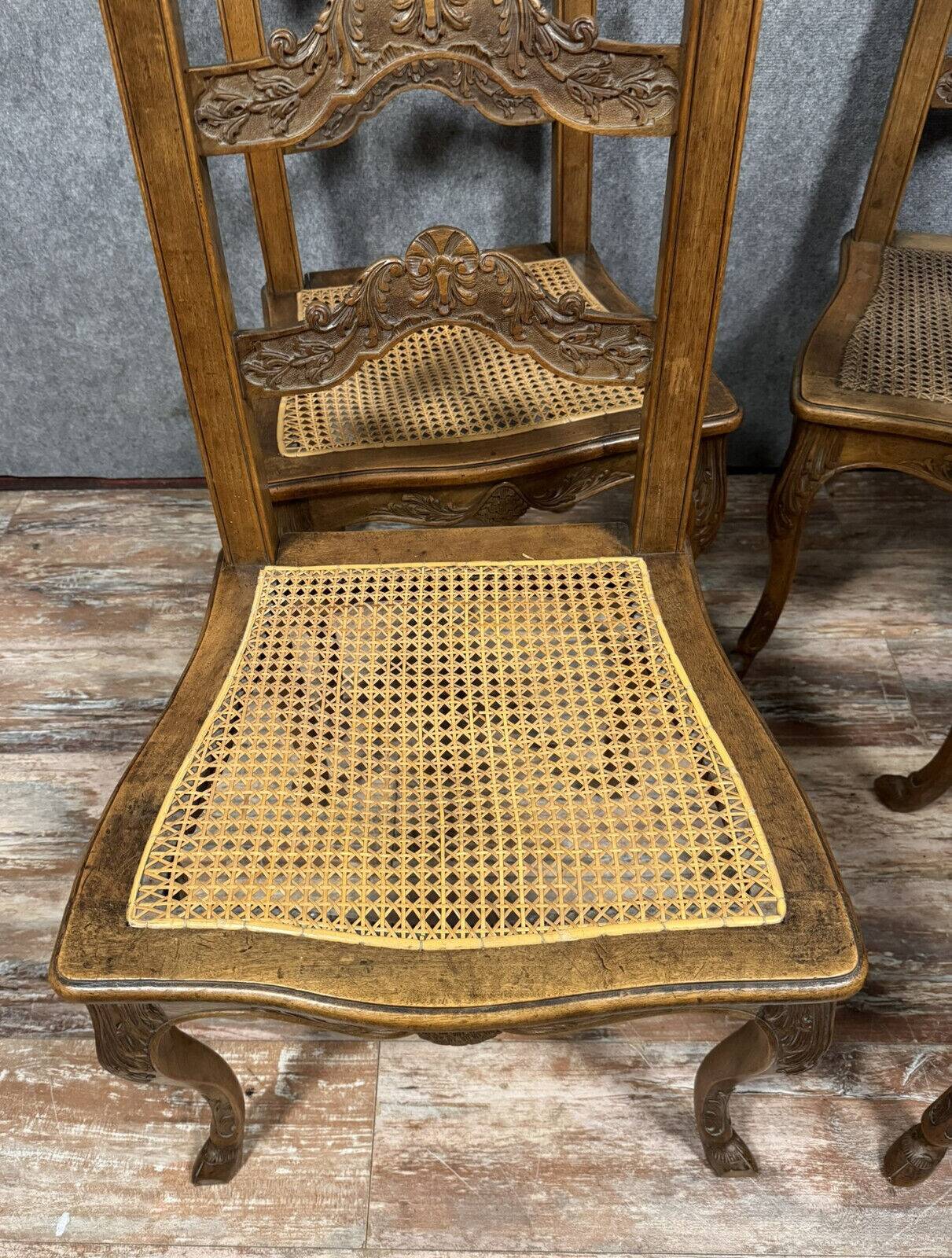 Chaise vintage moderne reprenant un style Louis XV, en bois clair.