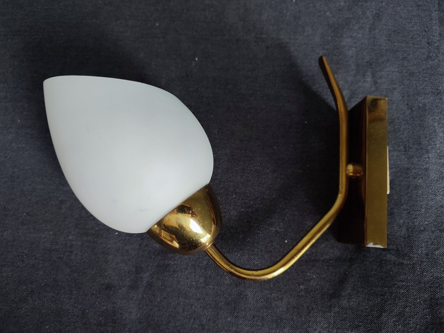 Wall lamp in brass and vintage opaline