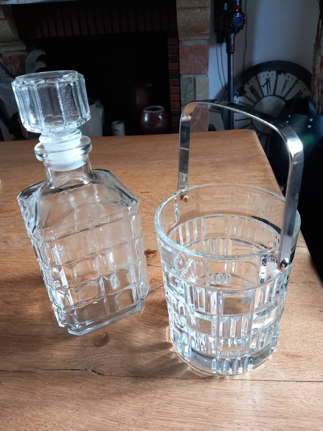 1 whiskey decanter + 1 vintage ice bucket