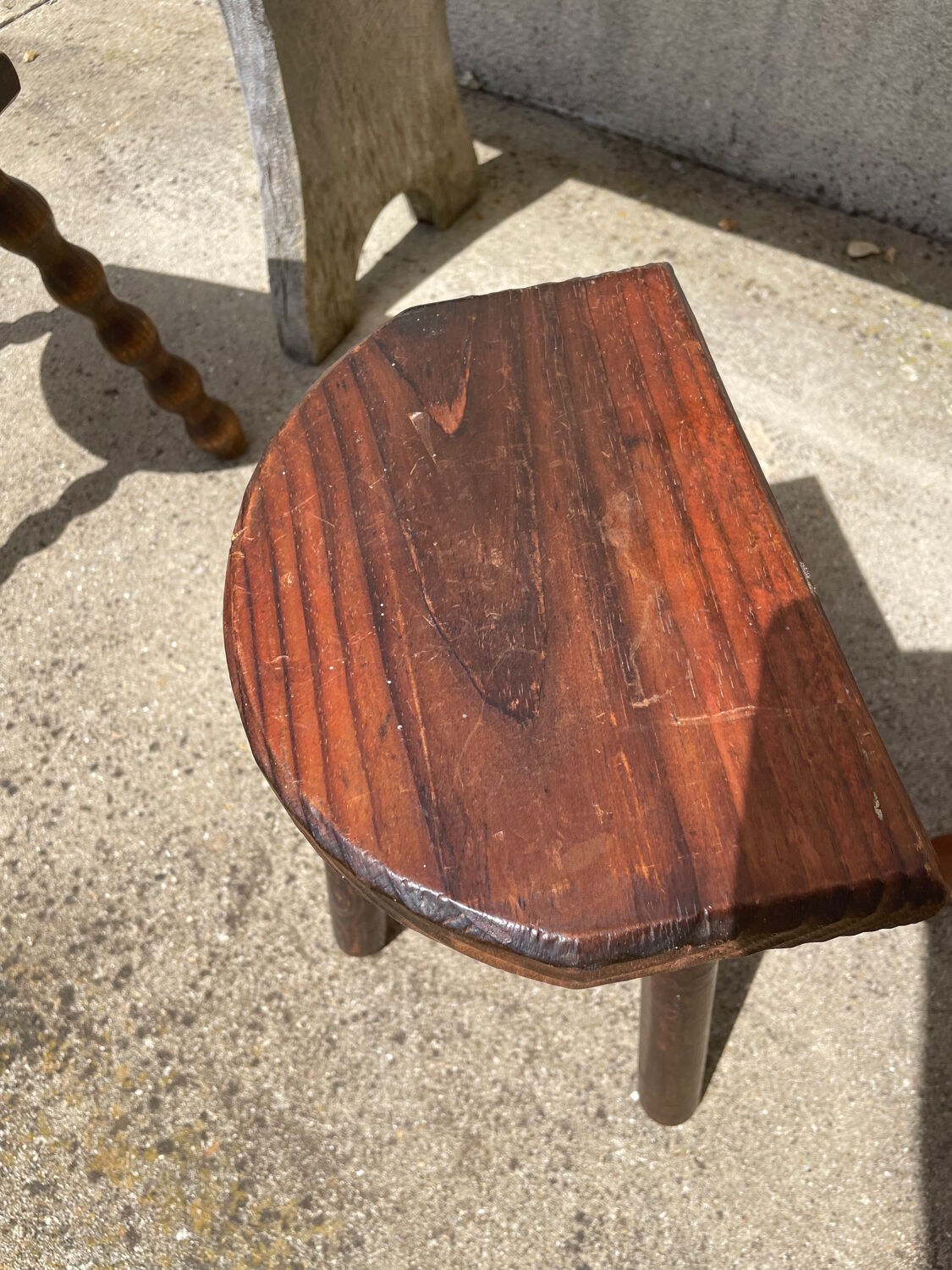 Tabouret en bois tripode vintage