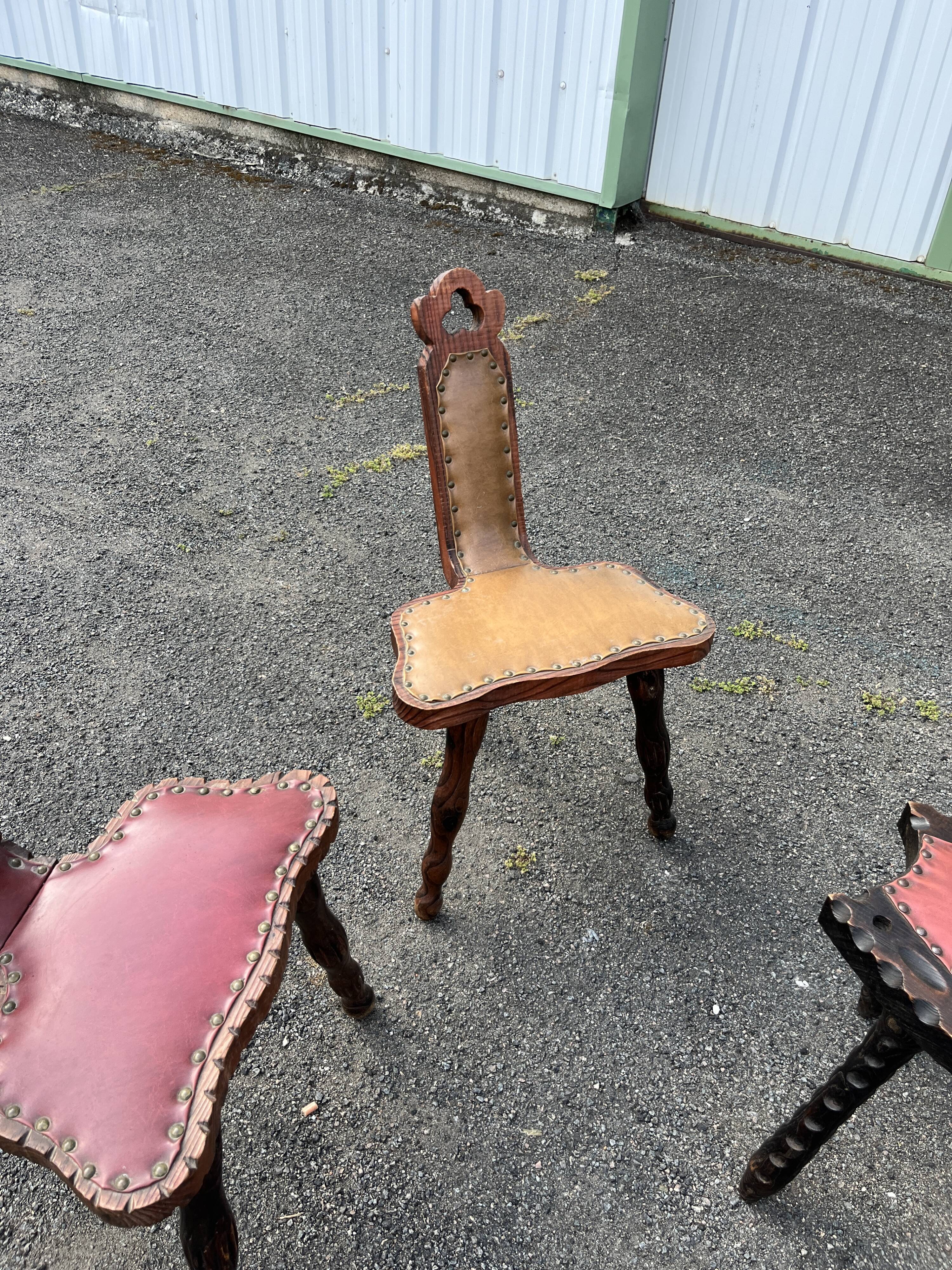 Lot de 2 chaises et 2 tabourets rustiques – cuir clouté et bois sculpté