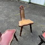 Lot de 2 chaises et 2 tabourets rustiques – cuir clouté et bois sculpté