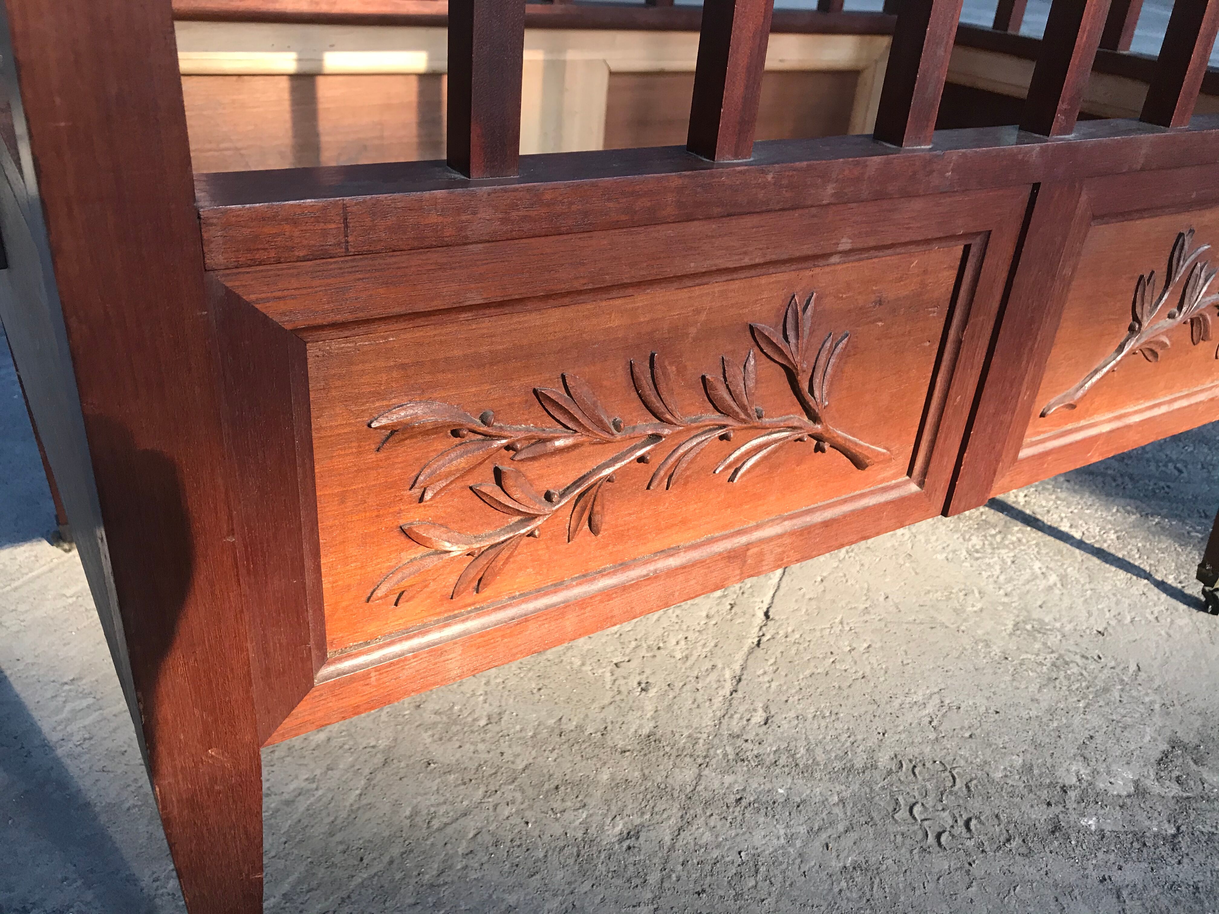 Provençal child bed in carved wood