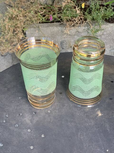 Serve an orangeade, a carafe and 3 glasses in green granite with golden trim.