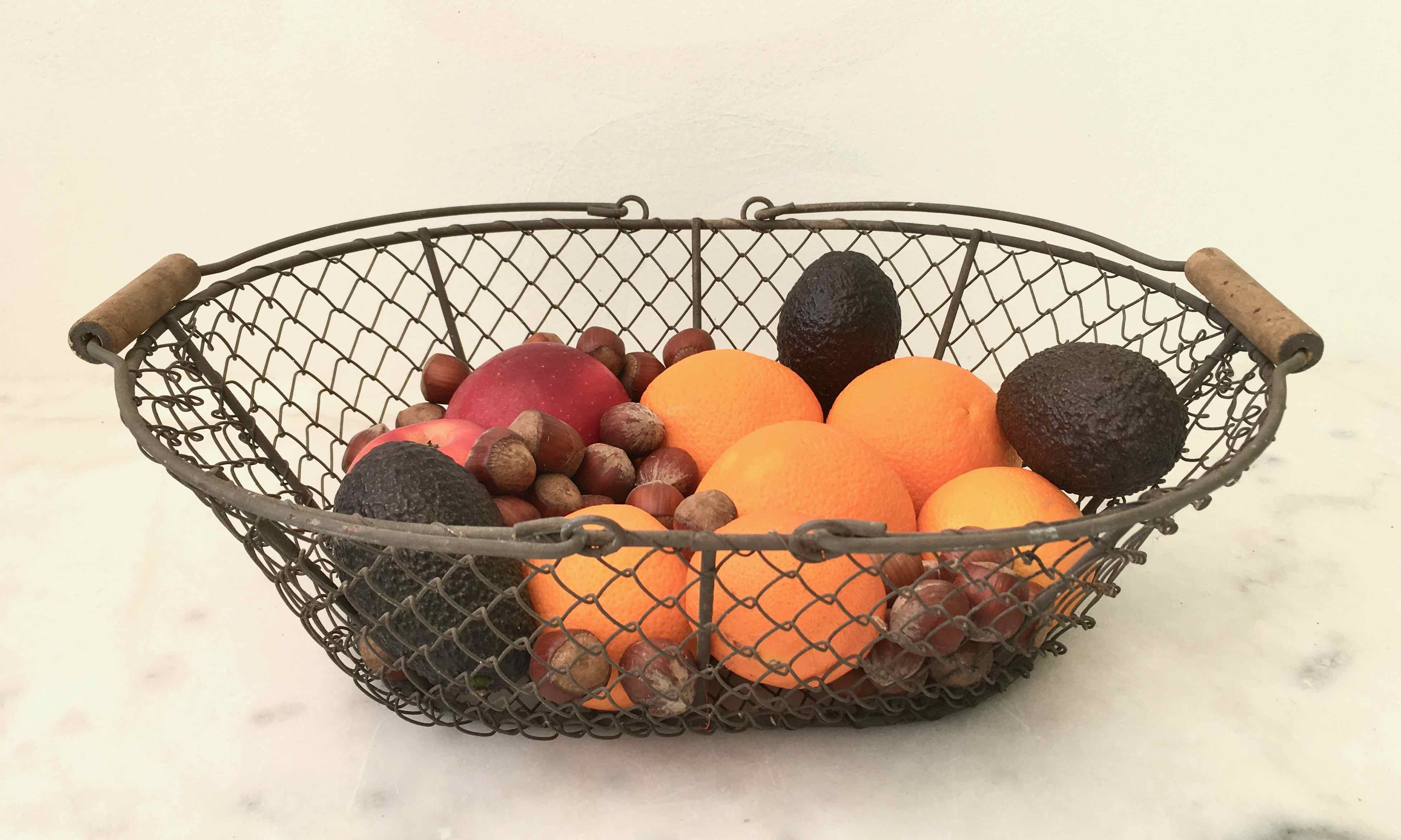 Basket in wire mesh and wood