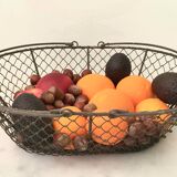 Basket in wire mesh and wood