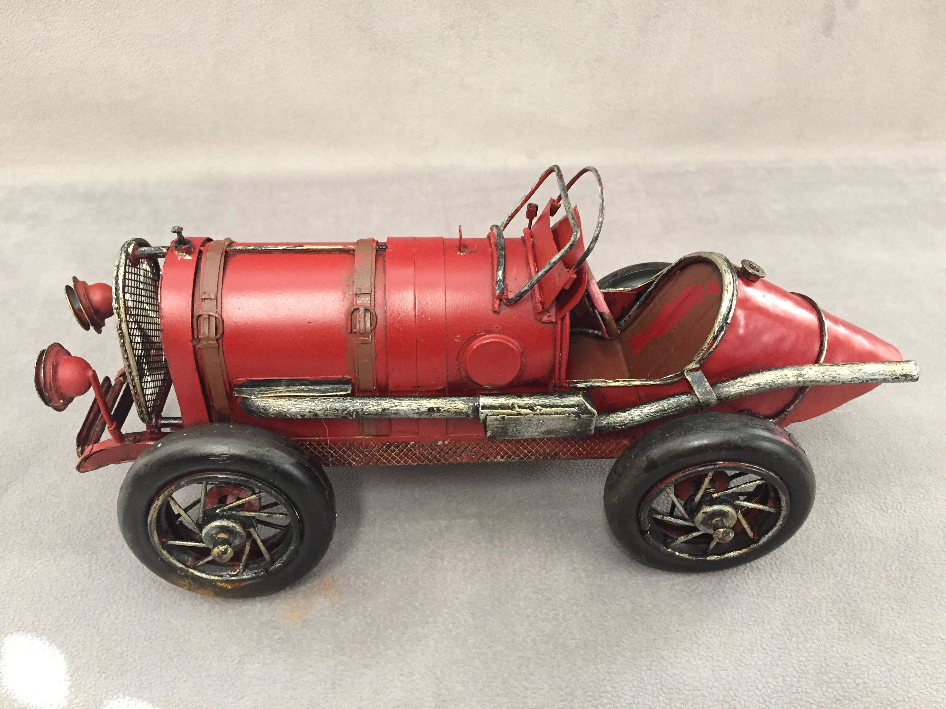 Model reproduction old car bugatti 1920 tin metal