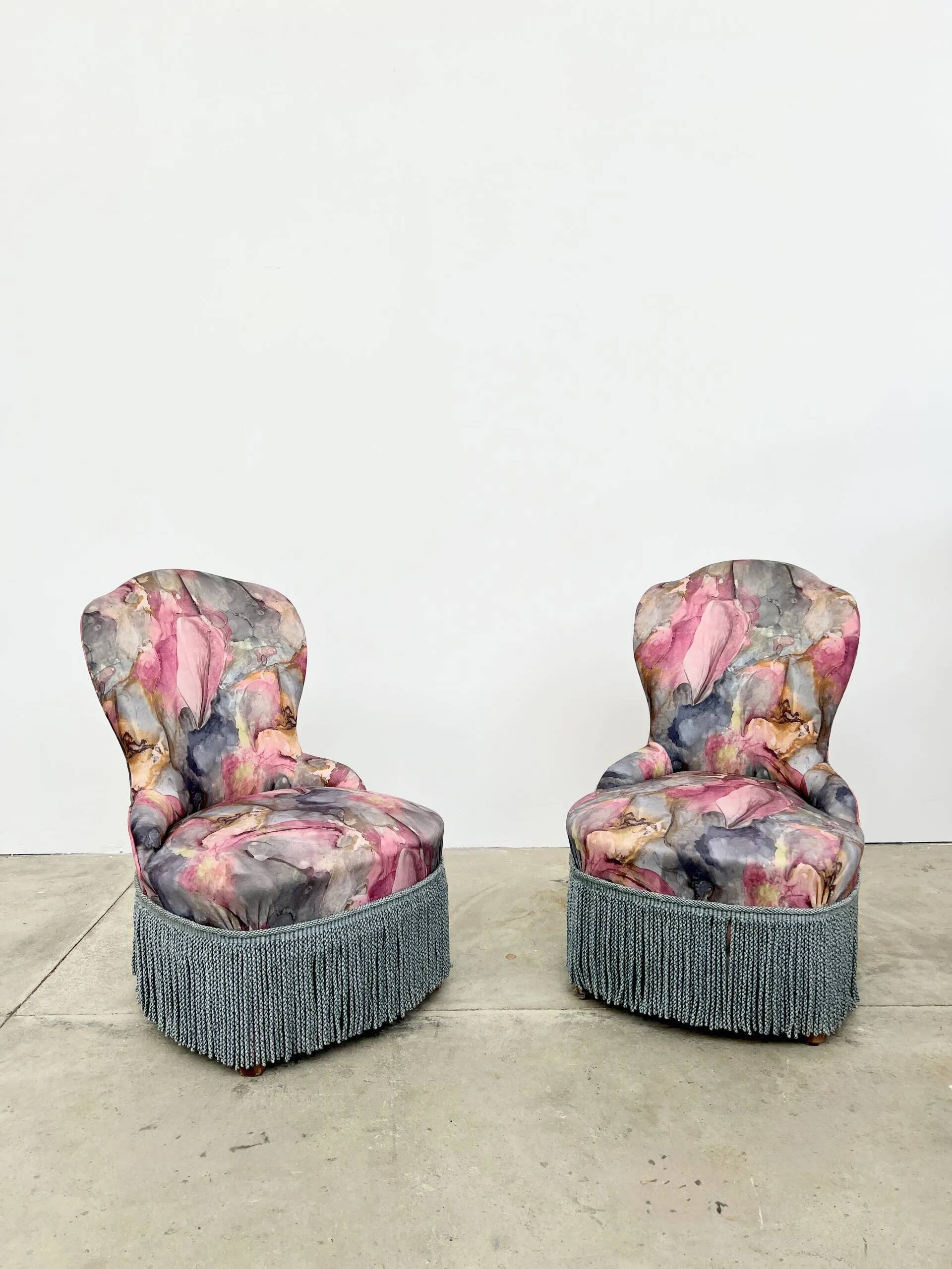 Paire de Chauffeuses "Boudoir" à Fleurs et Franges