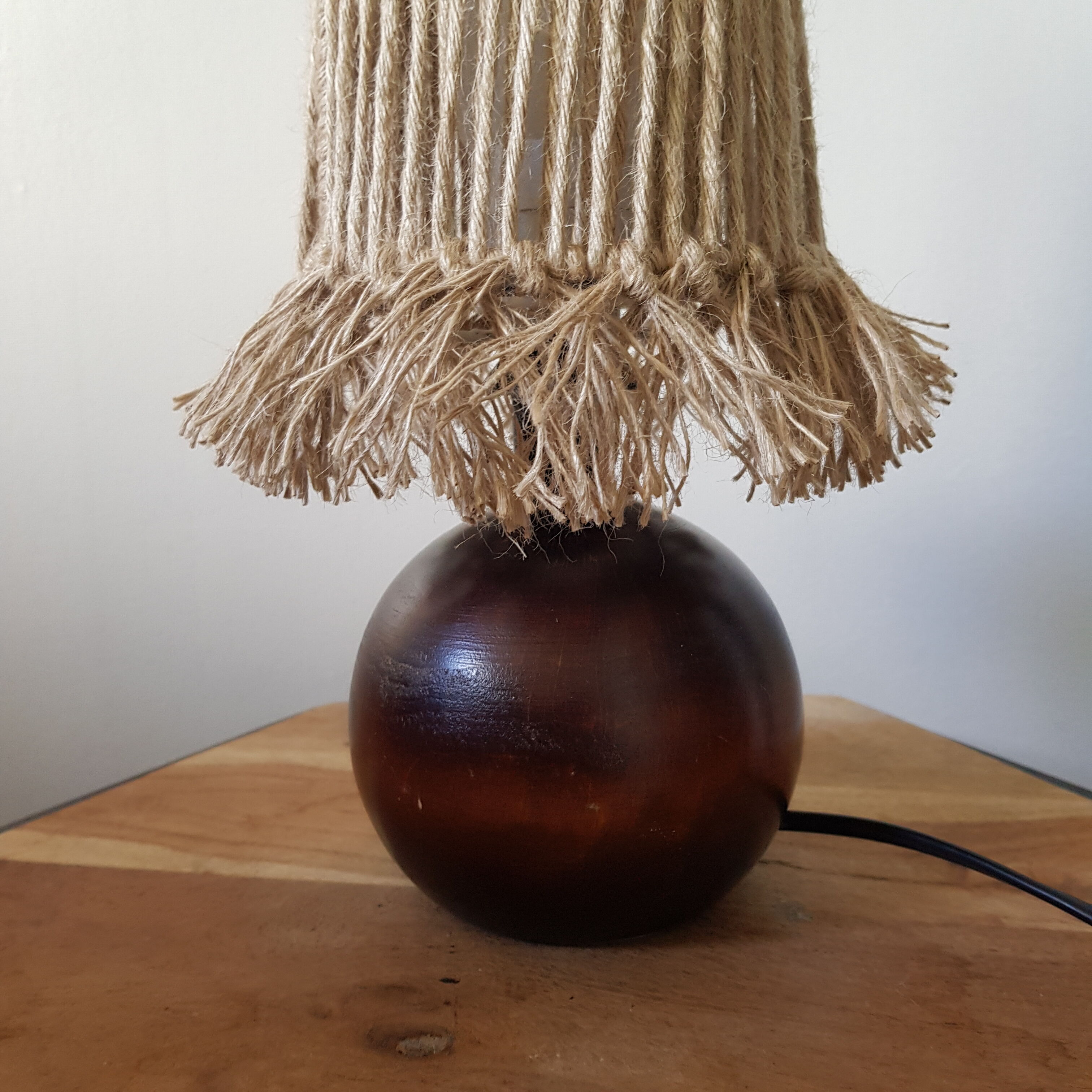 Lamp made of upcycled jute wire