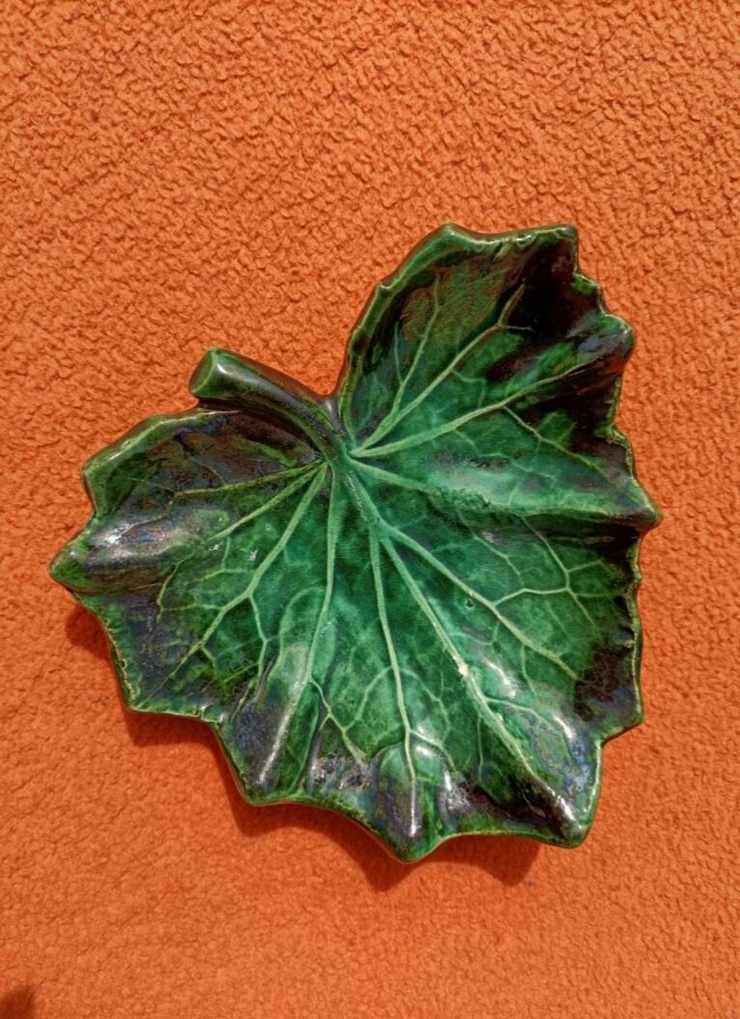 Retro leaf pocket emptier