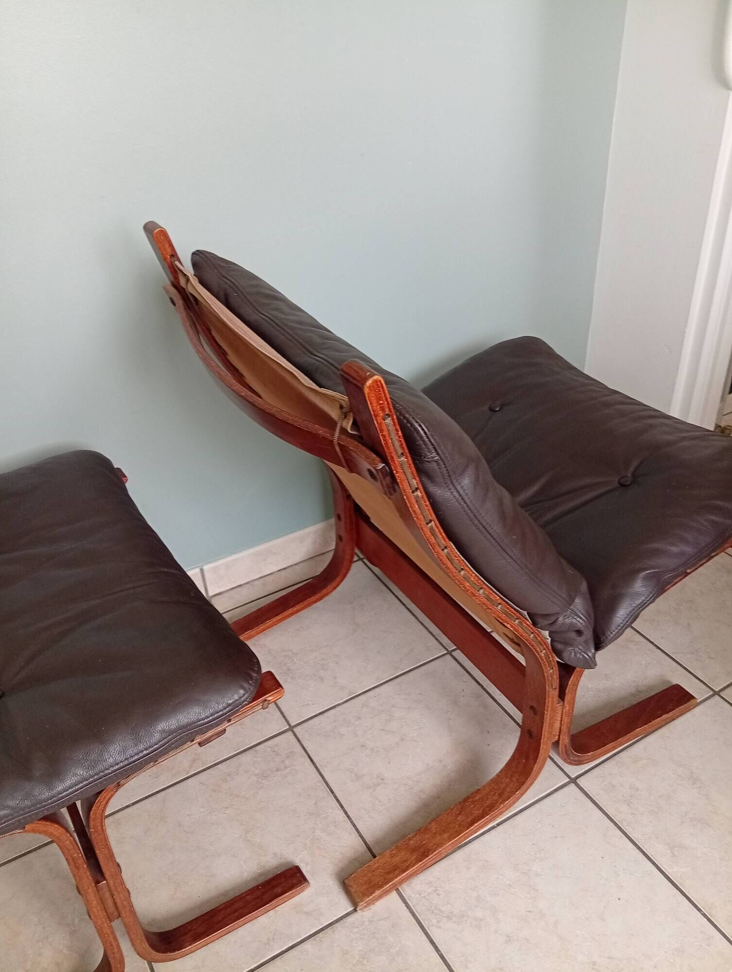 Fauteuil Ingmar Relling chauffeuses et Ottoman bois vintage scandinave