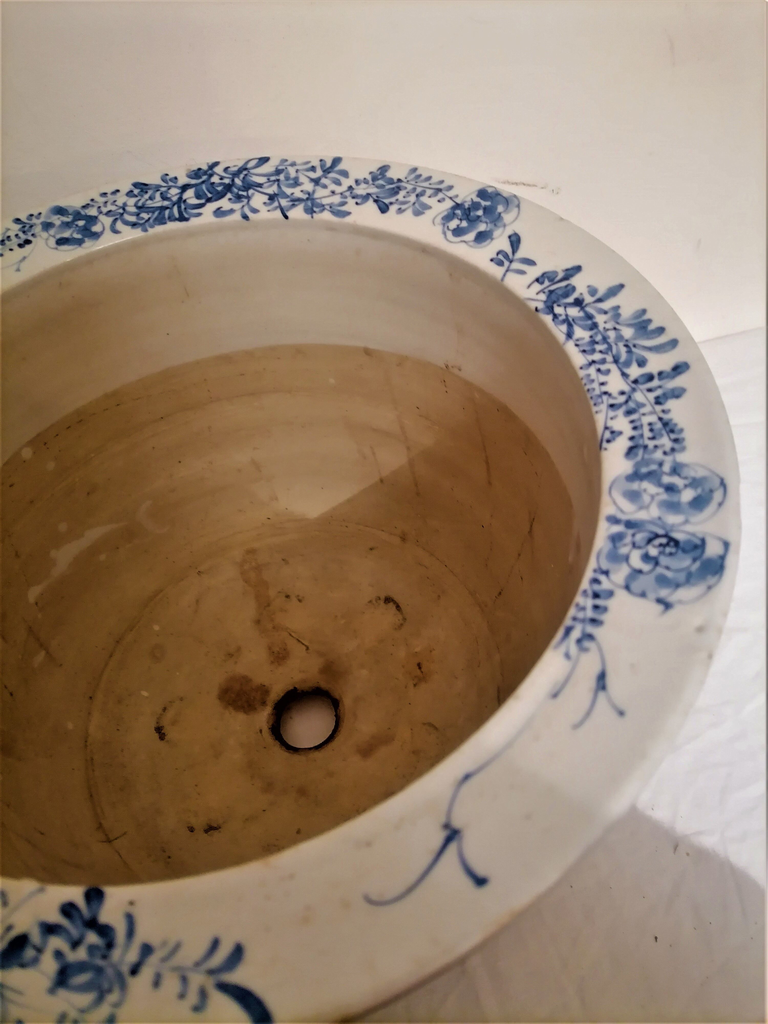 Important blue white porcelain pot cover. Japan. Meiji period (1868 - 1912)