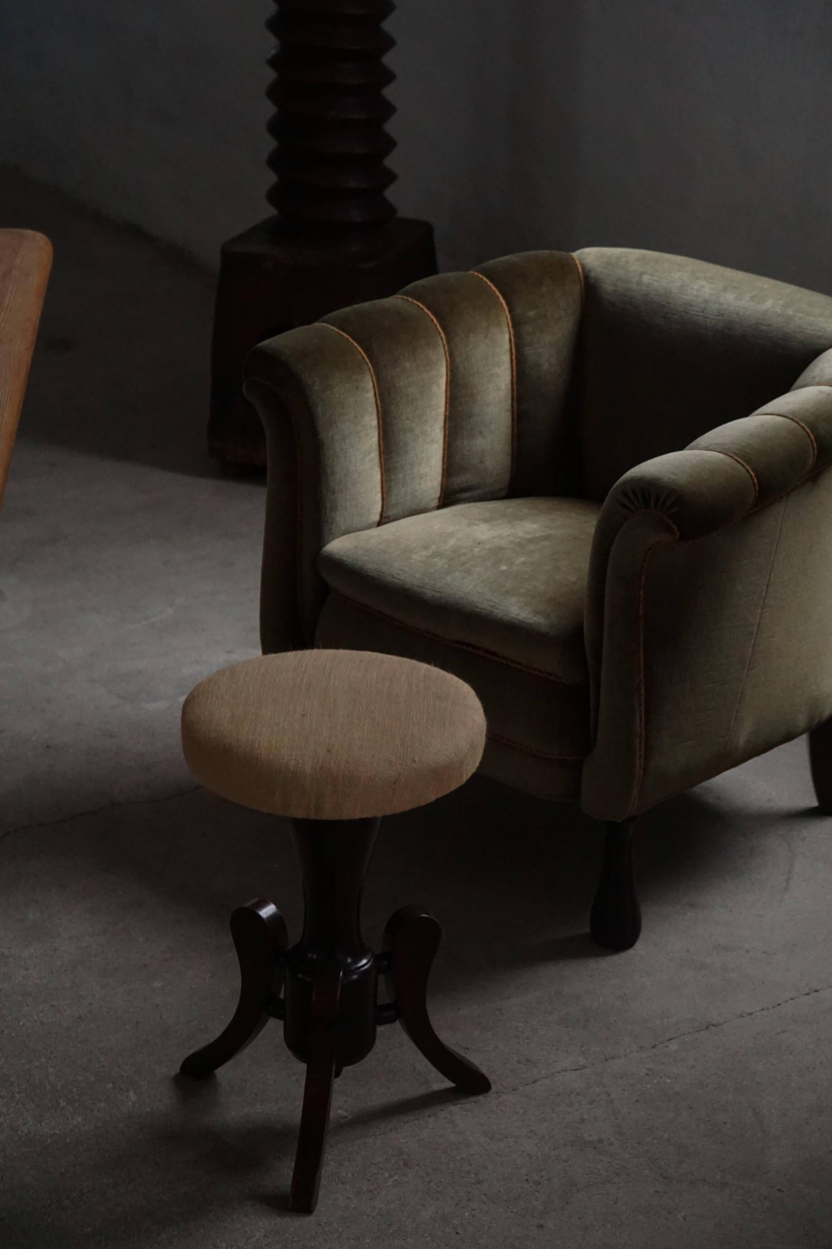 Mid-20th century, pair of Danish shell lounge chairs in green velvet, 1940s.