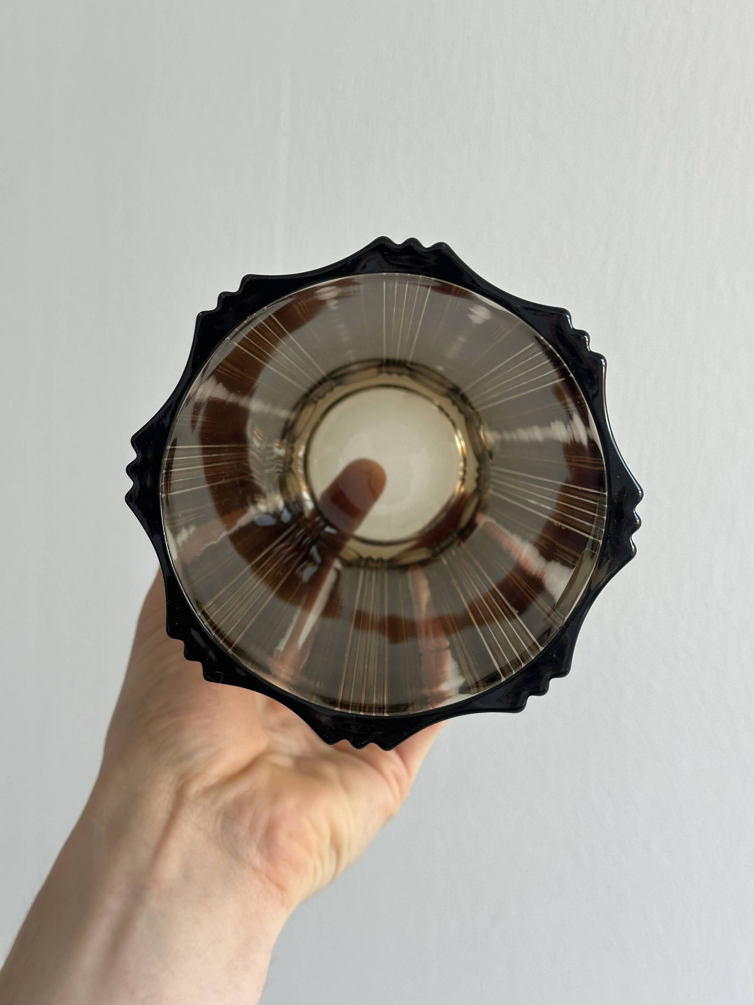 Élégant vase en verre épais fumé