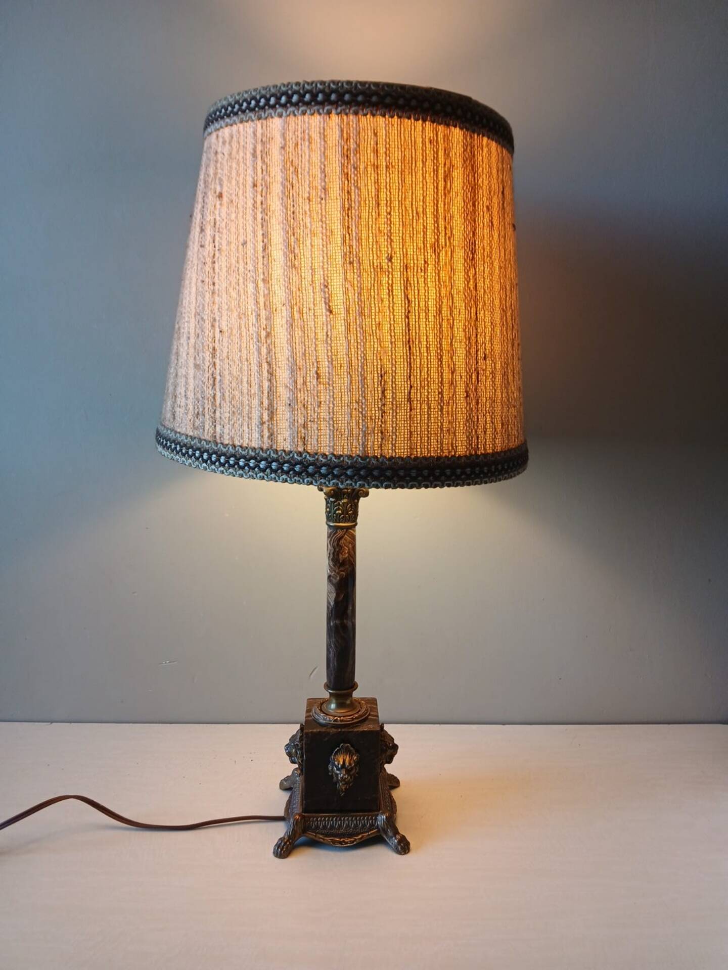 Large antique Empire style lamp in brown marble and bronze – heads of