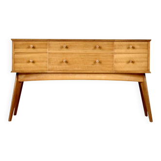 Buffet en noyer par Alfred Cox de Grande-Bretagne