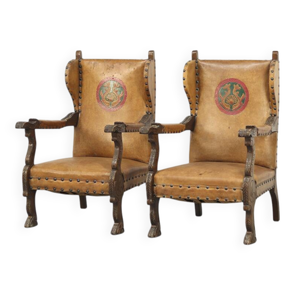Ensemble de deux fauteuils anciens en cuir