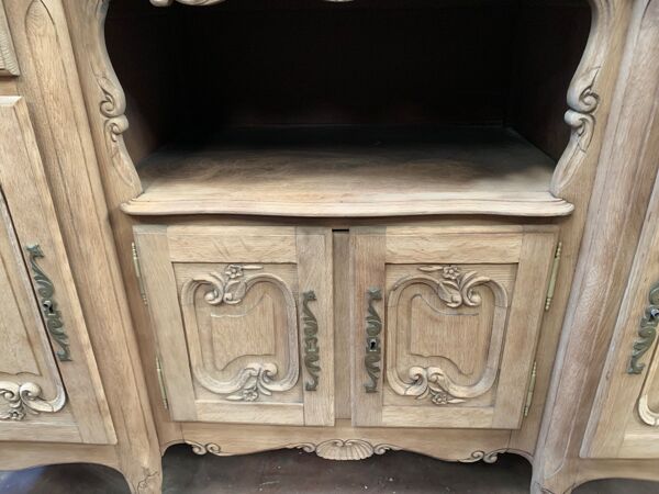 Buffet deux corps de style Louis XV en chêne massif XX siècle