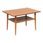 Table basse vintage scandinave en teck avec étagère tressée - années 60