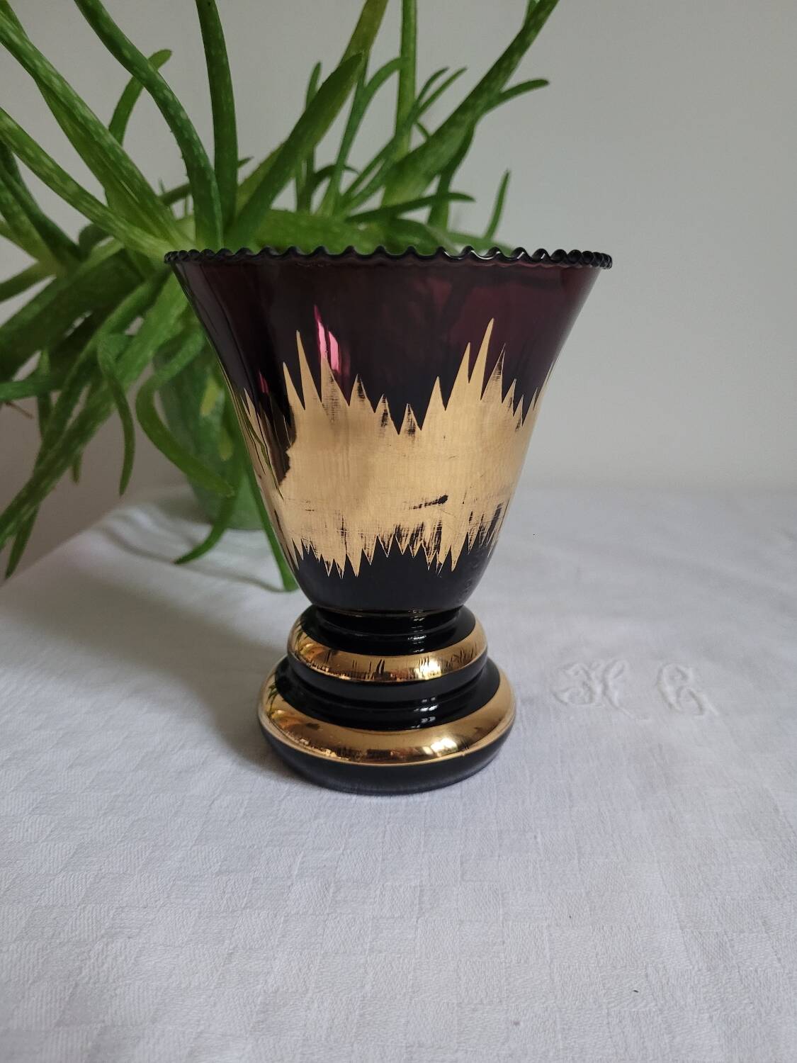 Flared vase in purple glass with a central gold motif
