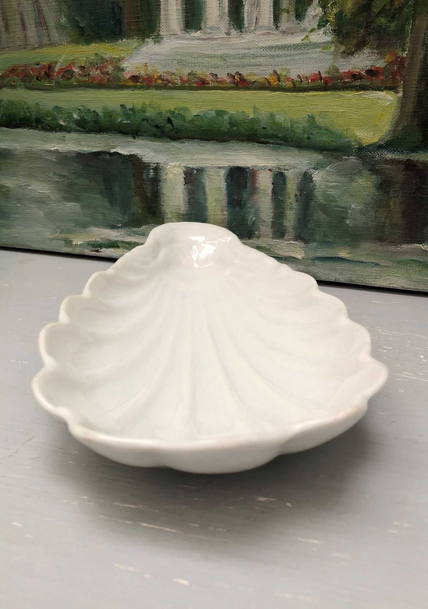 Empty pocket in fine antique porcelain, shell-shaped