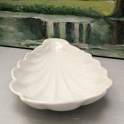 Empty pocket in fine antique porcelain, shell-shaped