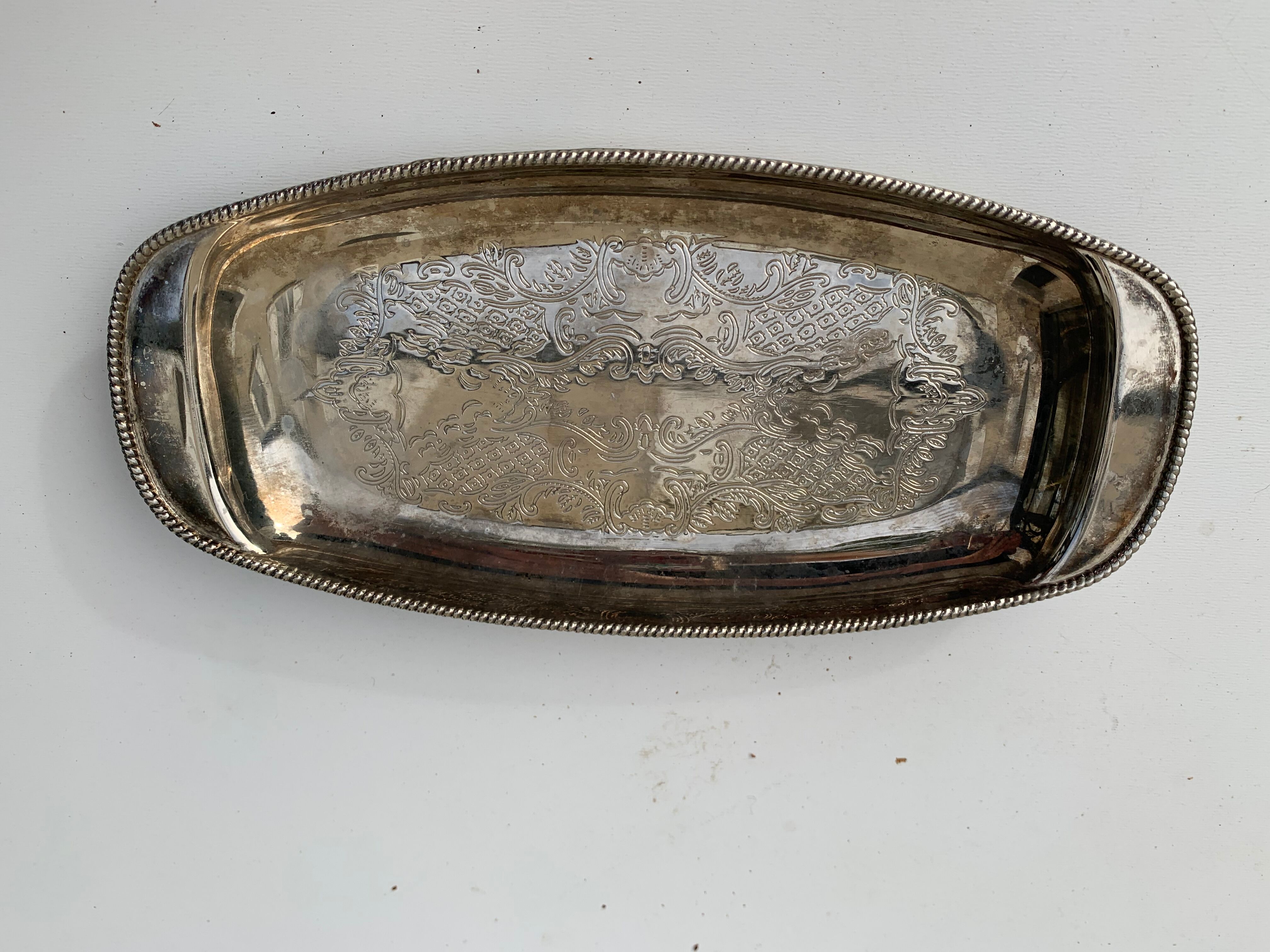 Plat de service rectangulaire en métal couleur argenté ciselé vintage
