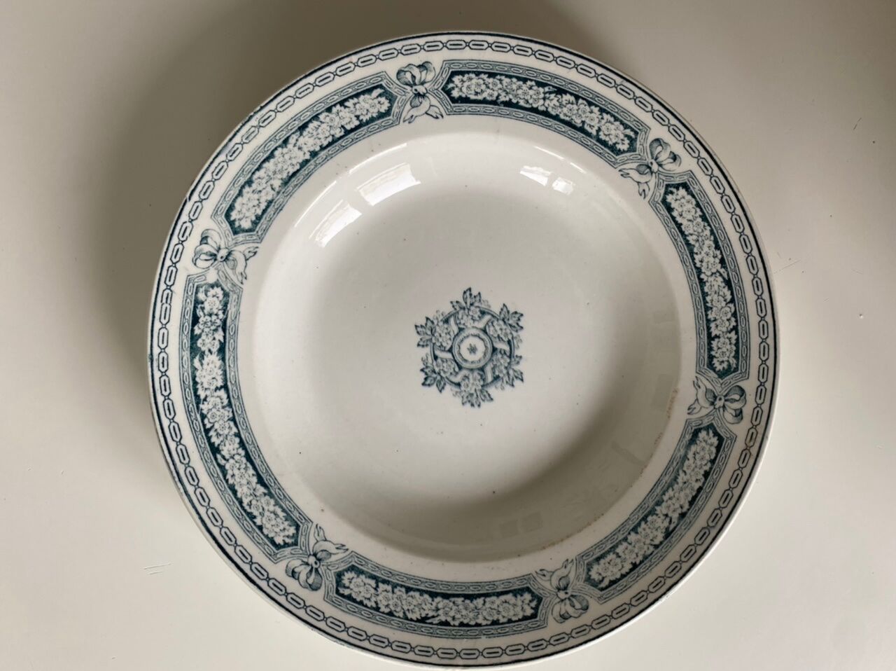 Assiette creuse en terre de fer