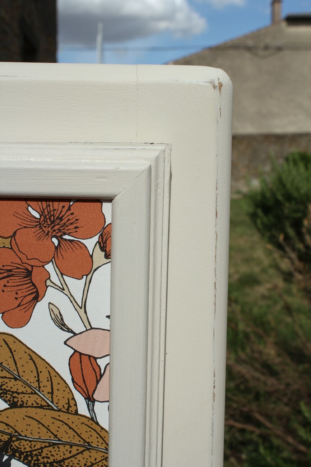 Asymmetrical cabinet