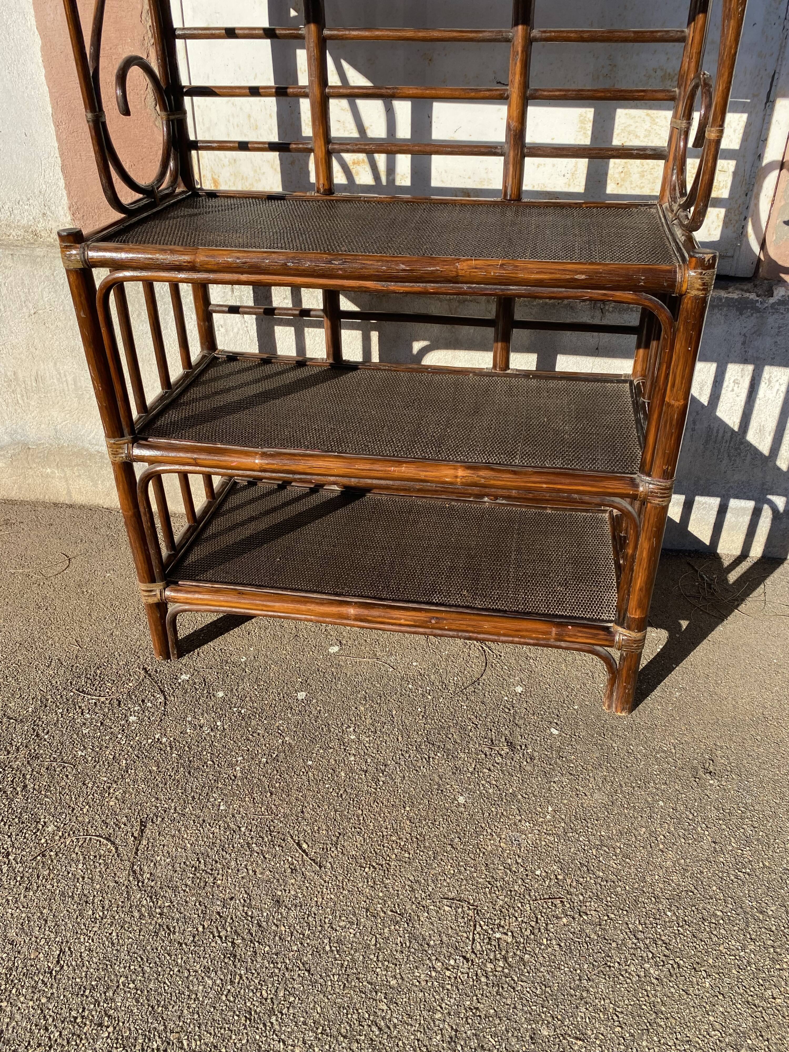 Shelf on volute wicker legs