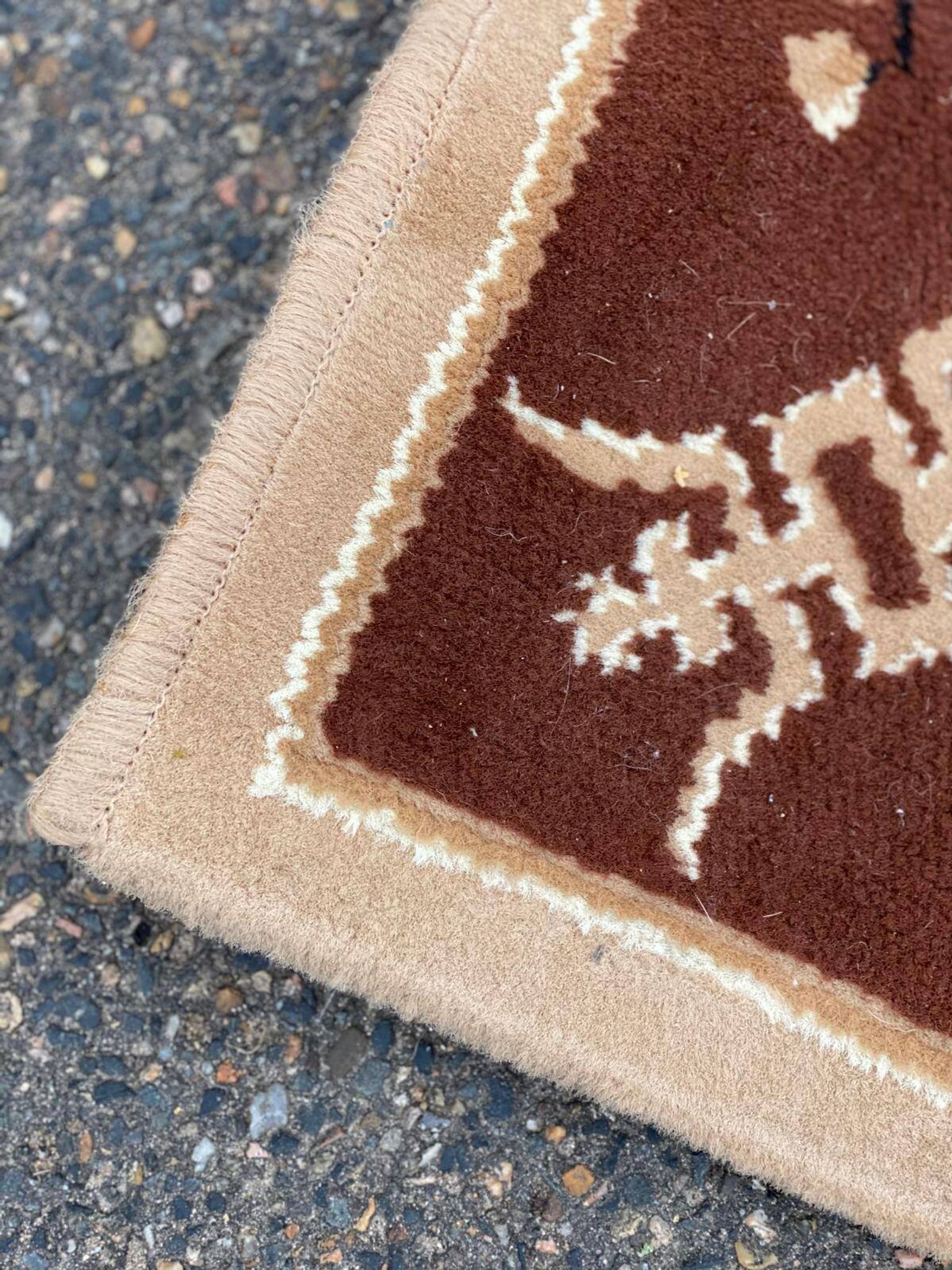 Persian rug in beige wool with woven flowers 290x190cm