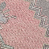 Tapis turc en laine rose poussiéreux