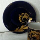 Tasse en porcelaine haviland bleu de sevres doree a l'or fin c.f.h g.d.m