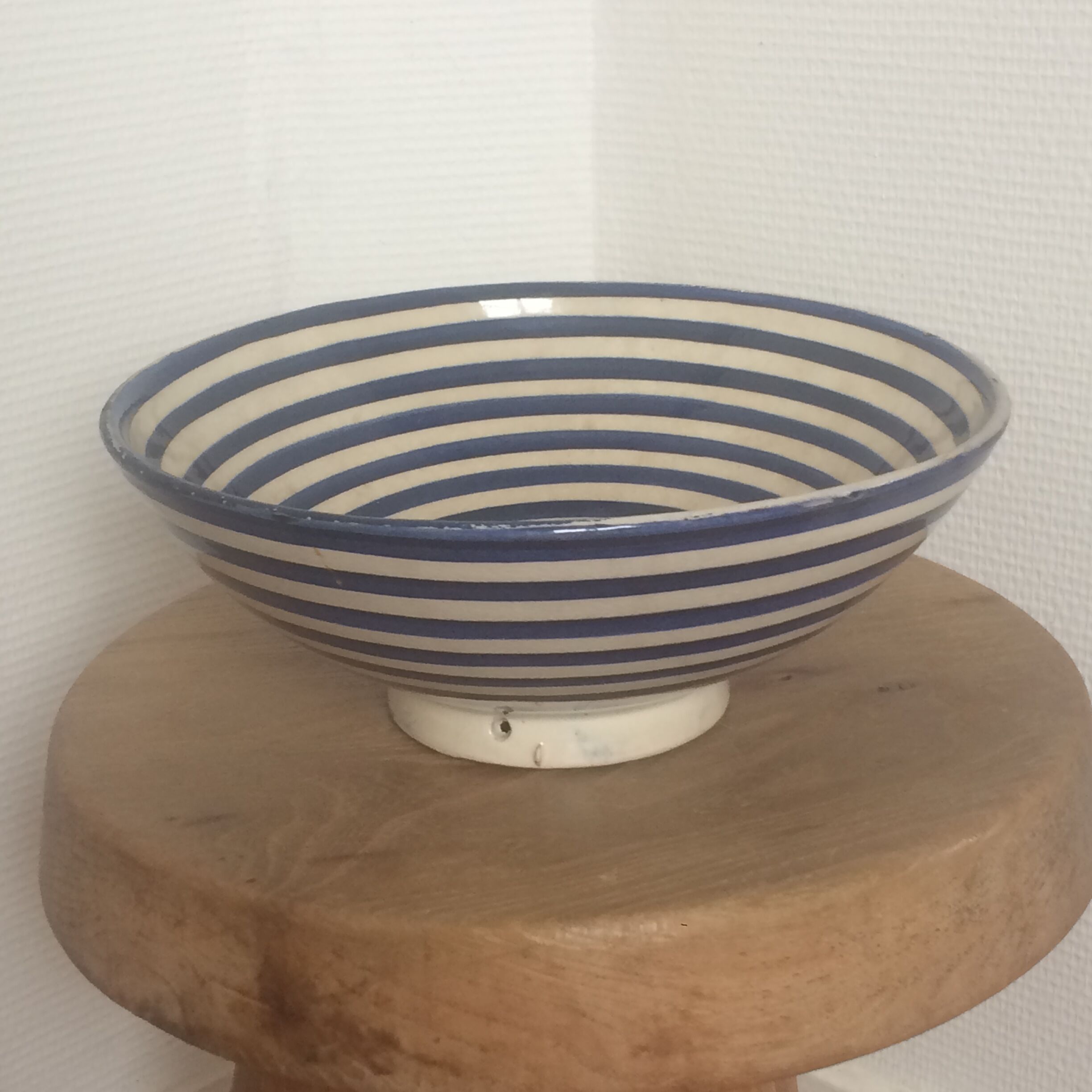 Saladier en terre rayé bleu et blanc