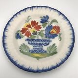 Assiette ancienne en faïence d’auvillar à décor de corbeille de fleurs polychrome
