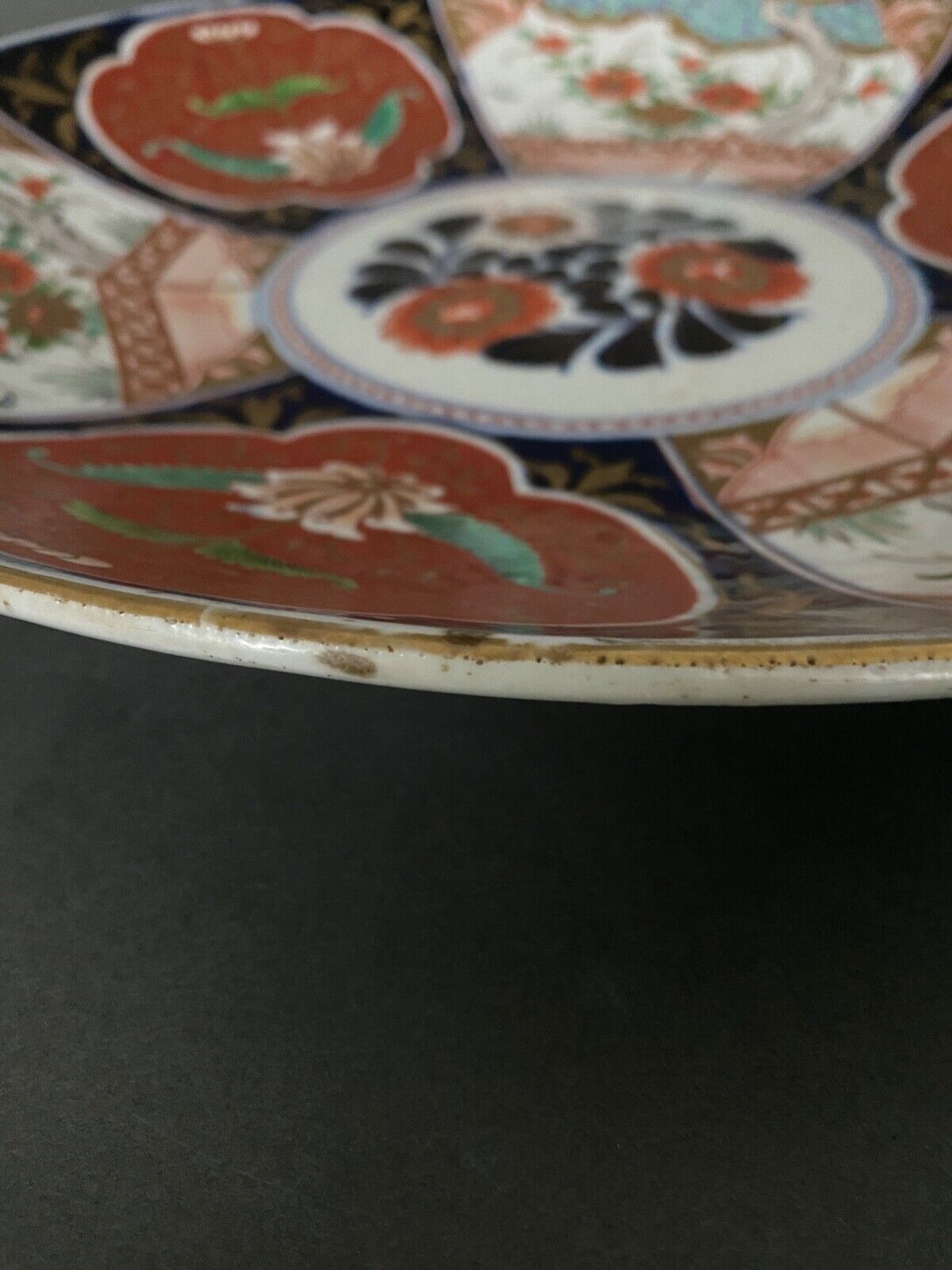 Large porcelain dish of Imari XIXth floral decoration