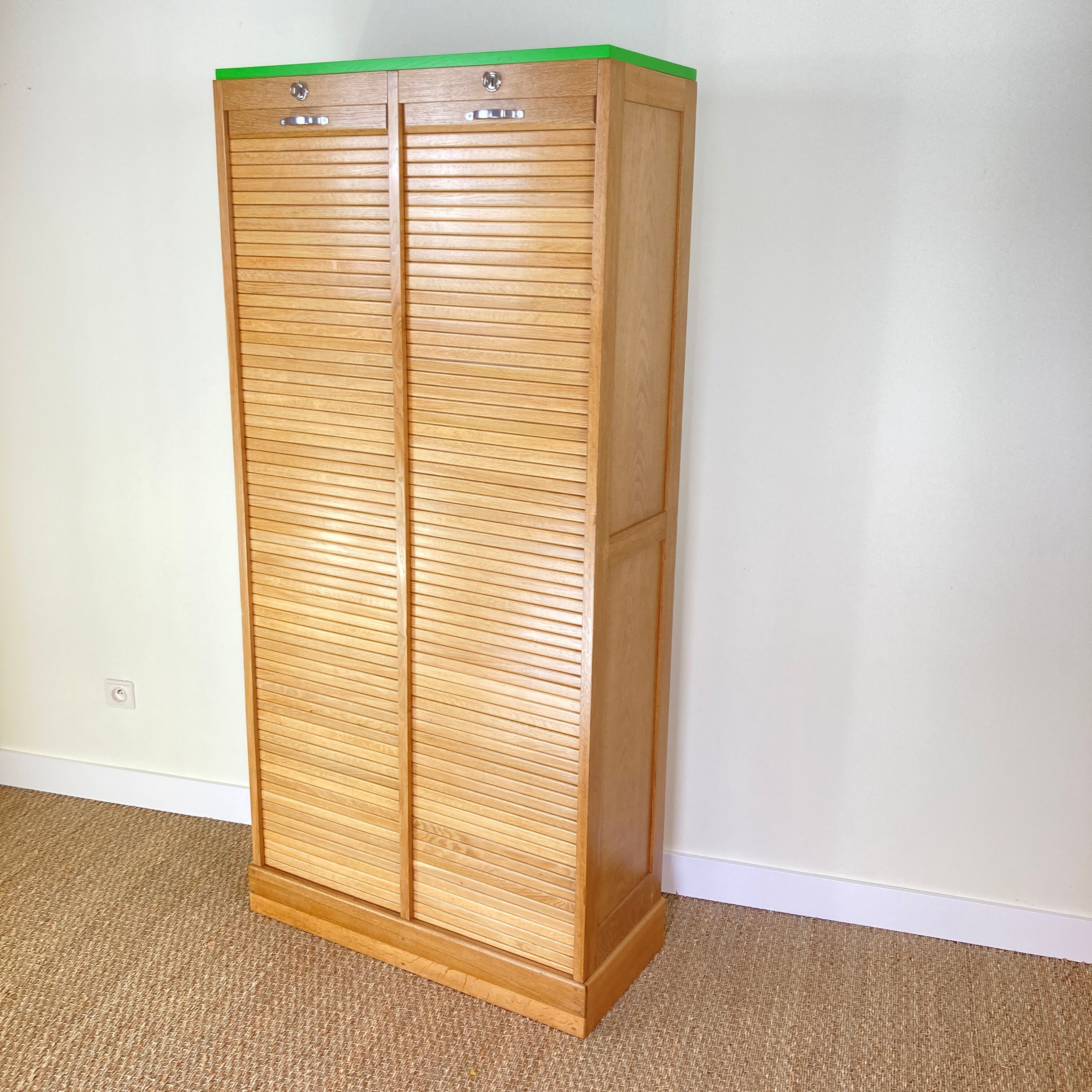 Curtain filing cabinet
