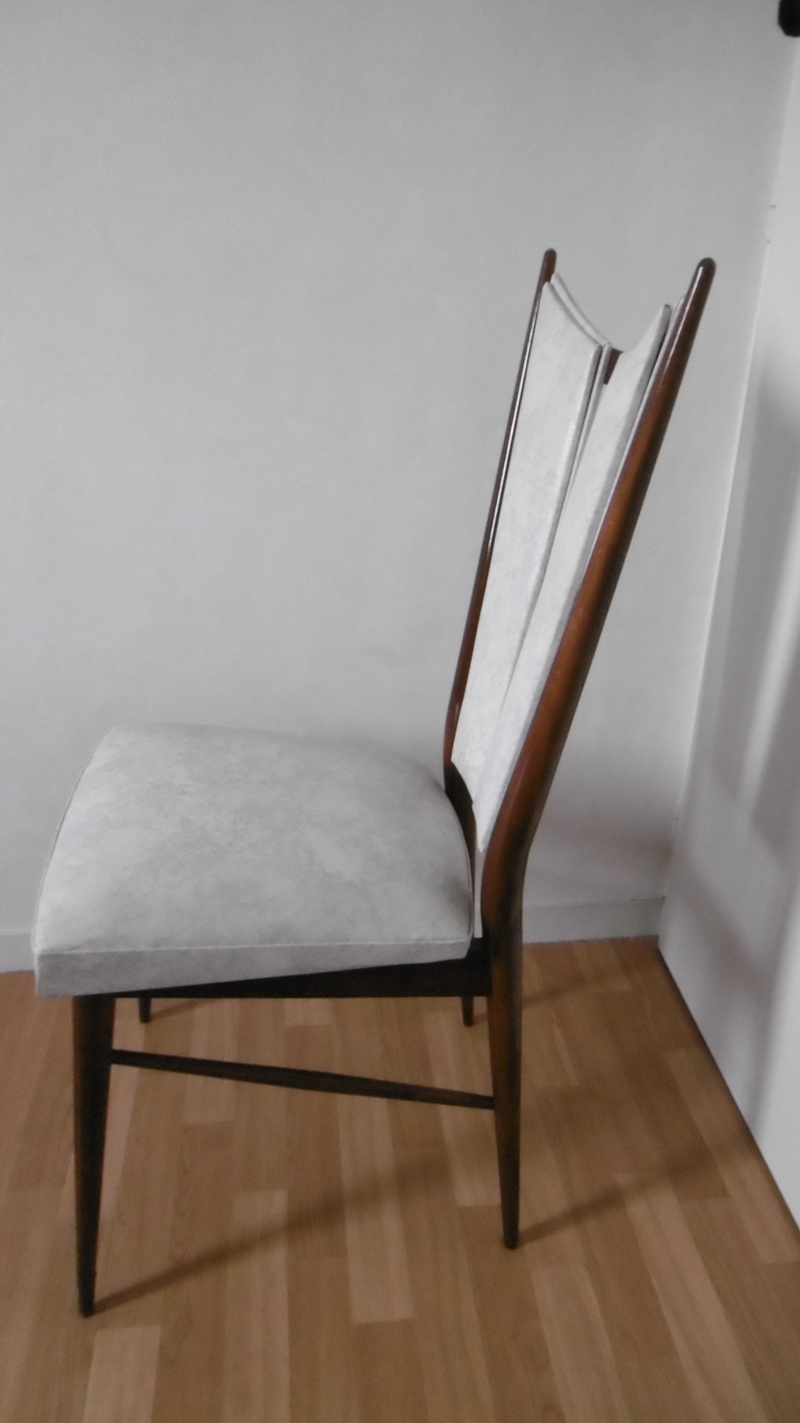Chair in white leatherette of 60-70 years