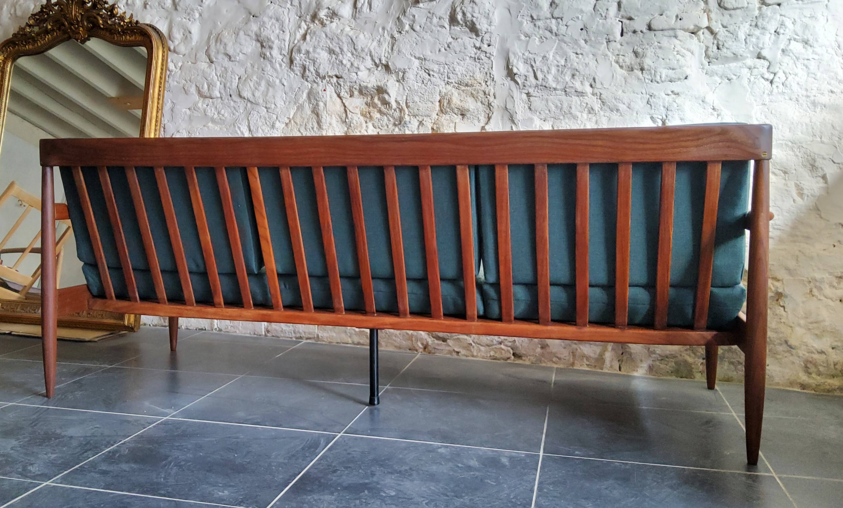 Vintage Scandinavian 3-seater canapé in solid wood